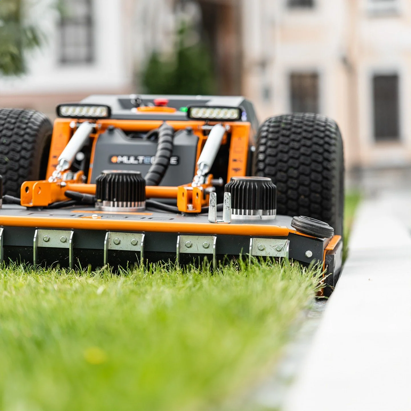 The ZTR steering system in combination with 4WD delivers exceptional driving and manoeuvring features. The remote-control operating system keeps you at a safe distance, further reducing your exposure to noise and dust while you keep an eye on the sur