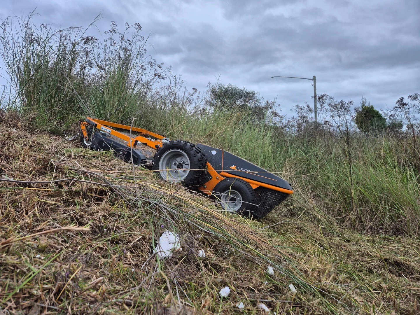 Steep slopes. High-risk terrain. Zero compromise on safety.
Raymo remote-control mowers are purpose-built to handle extreme inclines while keeping operators out of harm&rsquo;s way. With remote operation, crews stay safely off hazardous slopes while 
