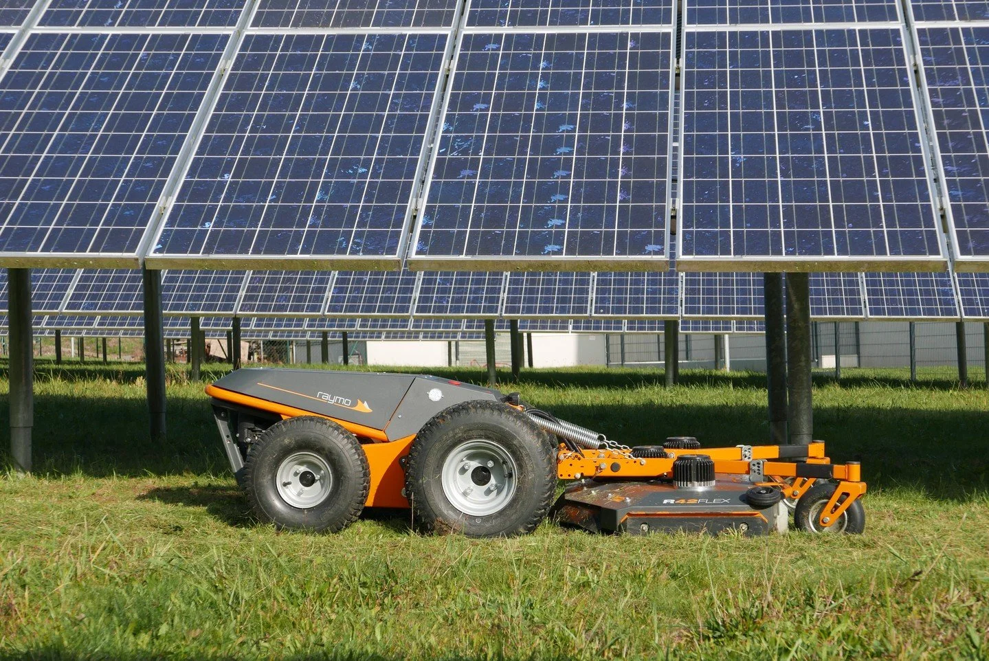 Solar farms demand more than a standard mower. Raymo&rsquo;s remote-controlled design allows operators to work safely from a distance while the machine navigates hard-to-reach and hazardous areas with ease.
Quiet, electric and precise, Raymo protects