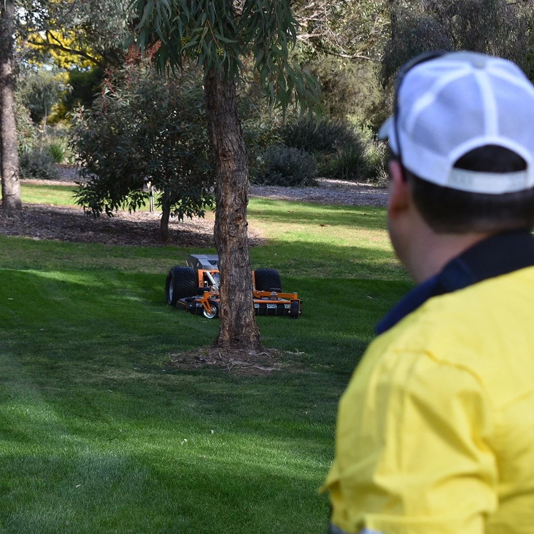 Distant machine control brings a large number of advantages - low machine weight, operator safety, zero vibration, reduced noise and dust exposure, better environment control. Radio control operation is a perfect match for a great electric mower.

St