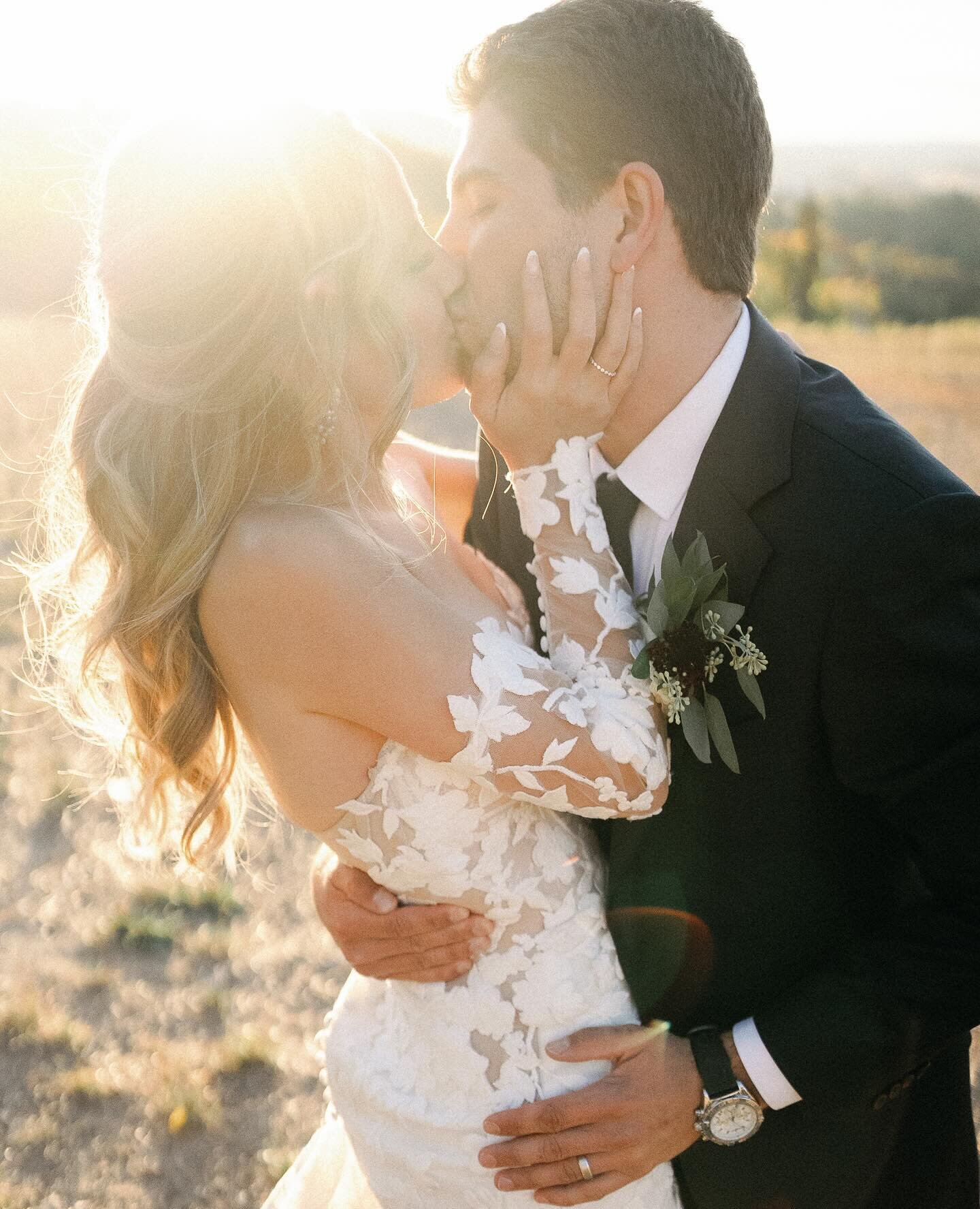 These two photos show the fun to be had with Colorado&rsquo;s mountain weather&hellip; One day and we&rsquo;re soaking in the warm golden beans of sunshine and the next - a fresh 6inch blanket of white. Love how Mary and Clay made the most of their T