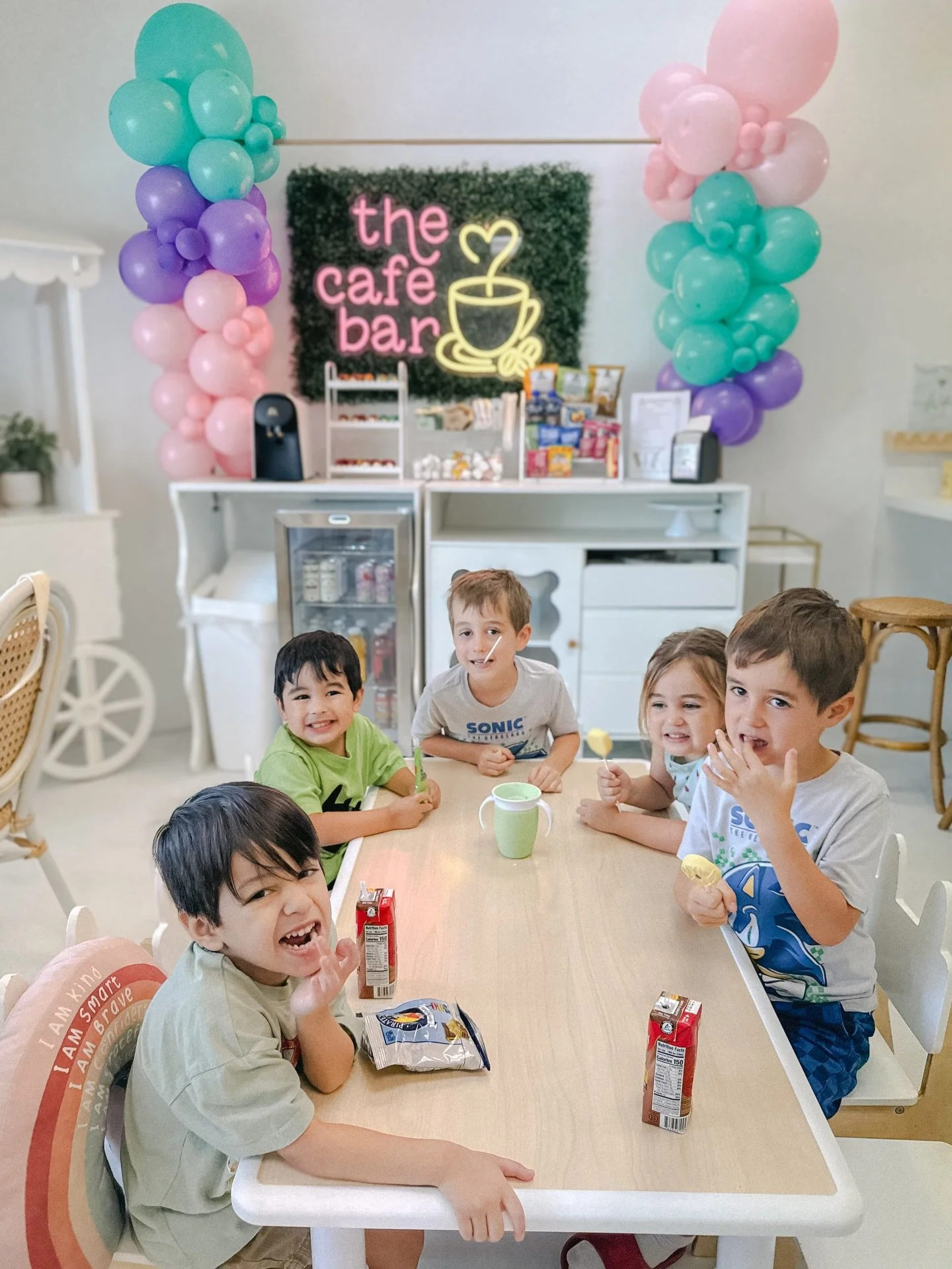 Today&rsquo;s adorable snack crew! 🥰 Nothing better than cake pops after a magical morning of playtime with friends! 💛🧁🍭🌈✨

Special shoutout to Toripops @toripops_fl for bringing the yummiest treats as always! 😍🫶

P.S. Did you know? Our Luxe P