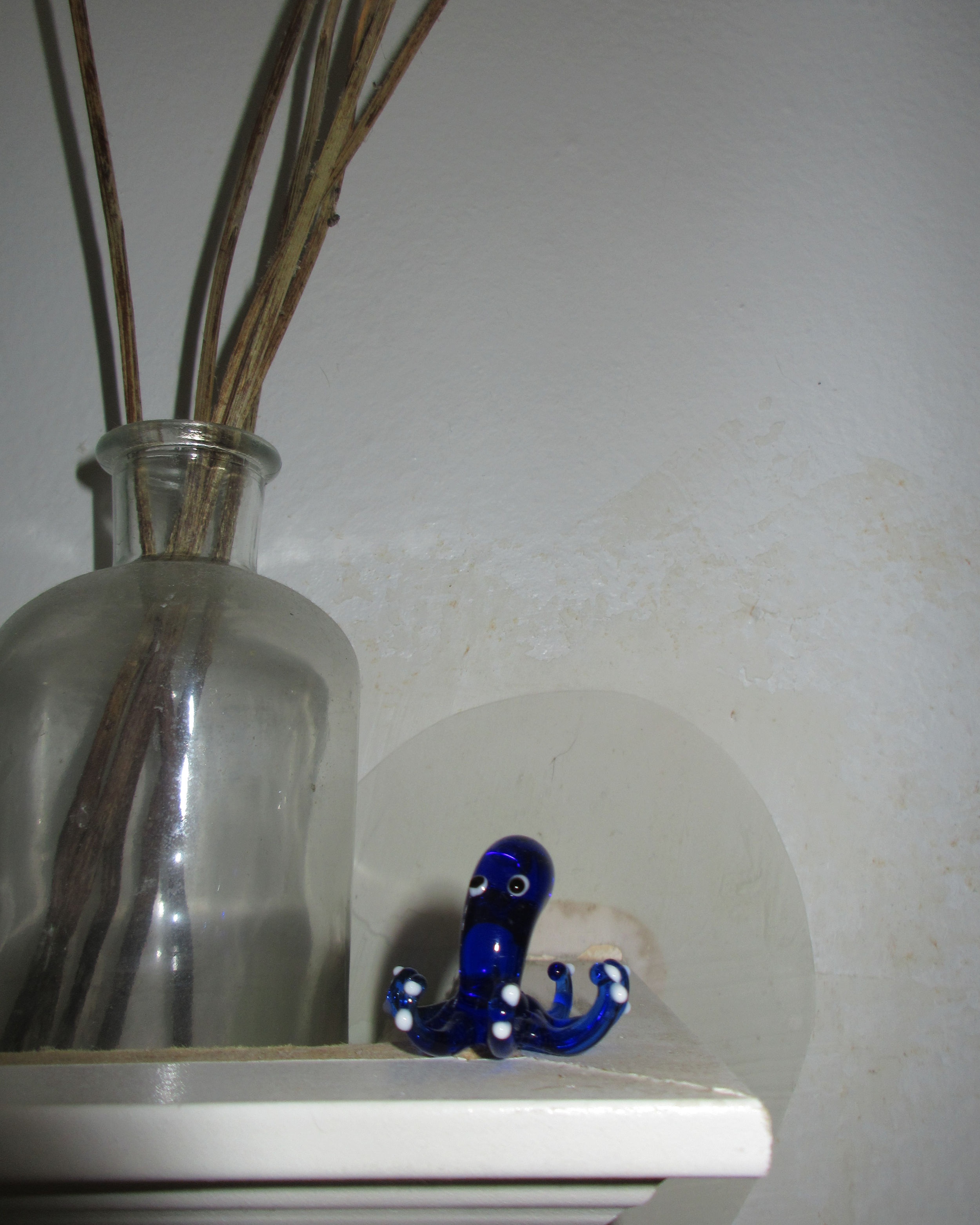 a small snapshot above her bathroom mirror captures the glass octopus gifted by her step-mother. it sits next to unchanged poms whose tops exist out of frame.

as you’ve now seen, this was just one of the many tiny sentimental things that sadie has t