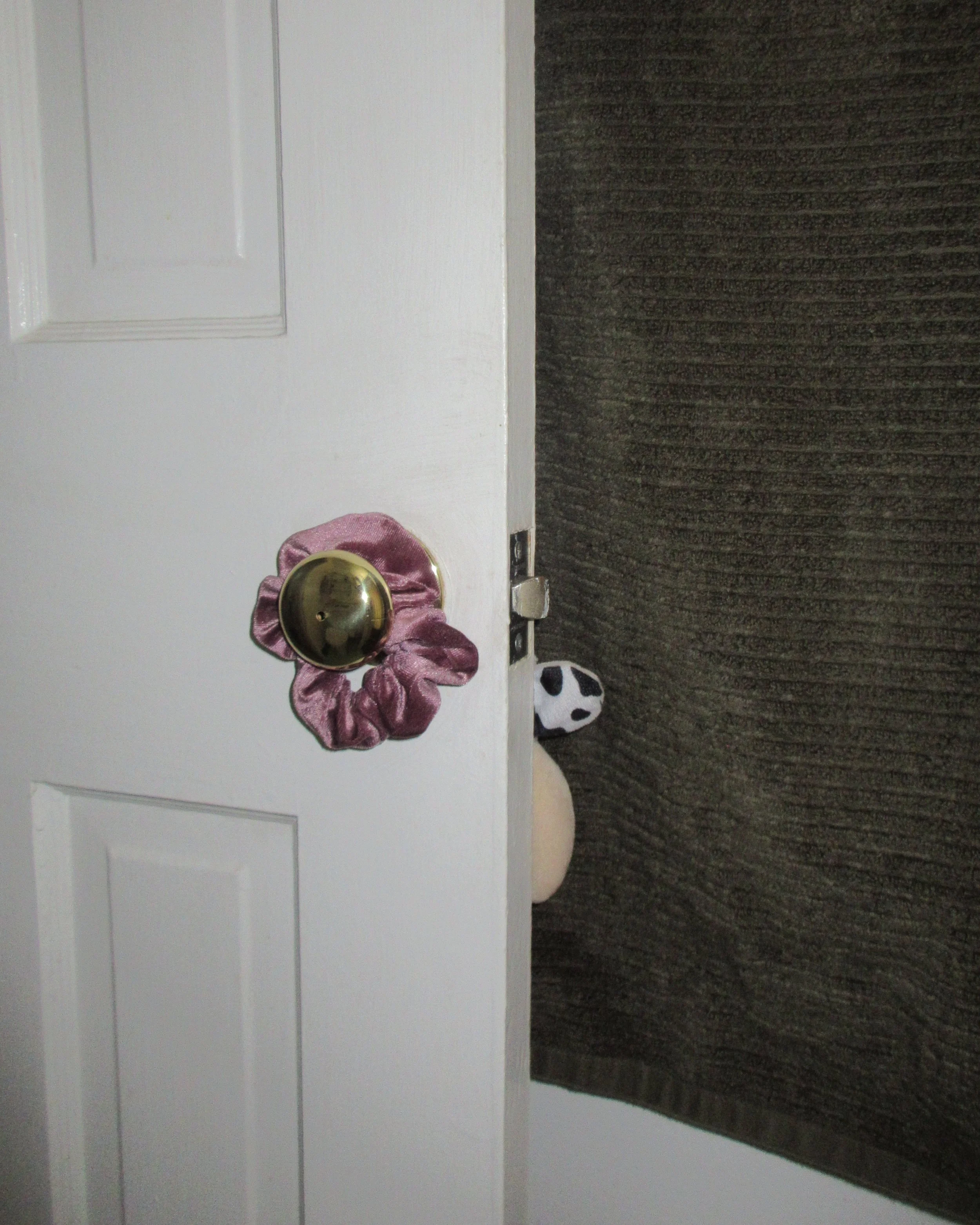 a peek into the bathroom, welcomed by another door handle scrunchie. i see these as love notes from sadie to her future self (“no need to look far for a scrunchie, love!”)