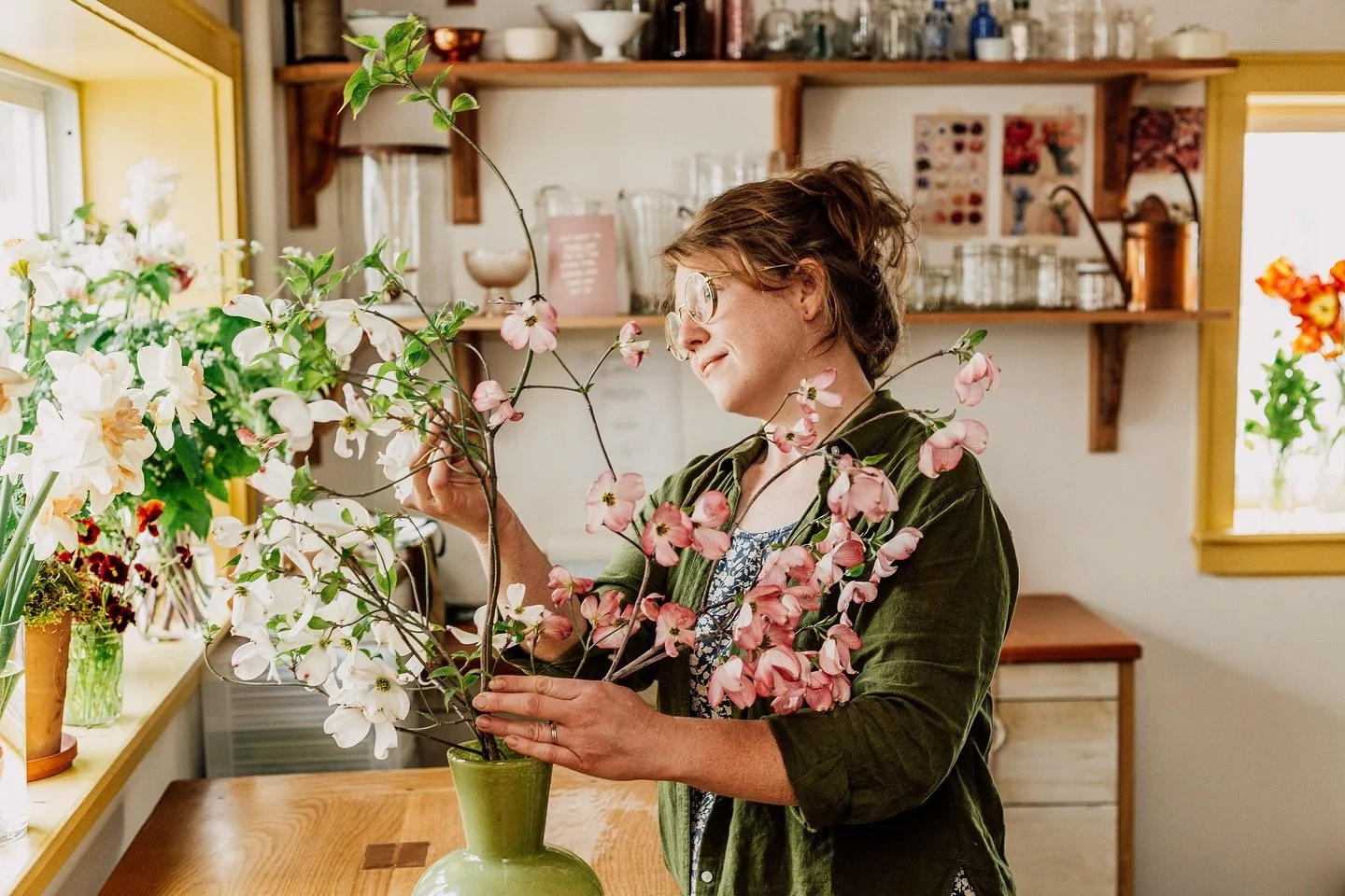 Summer feels like fresh blooms, golden light, and a little floral magic with @honeybabyflorals 🌸 Their work always brings those effortless, joyful details that make the season shine &mdash; and a perfect reminder to celebrate the beauty local makers