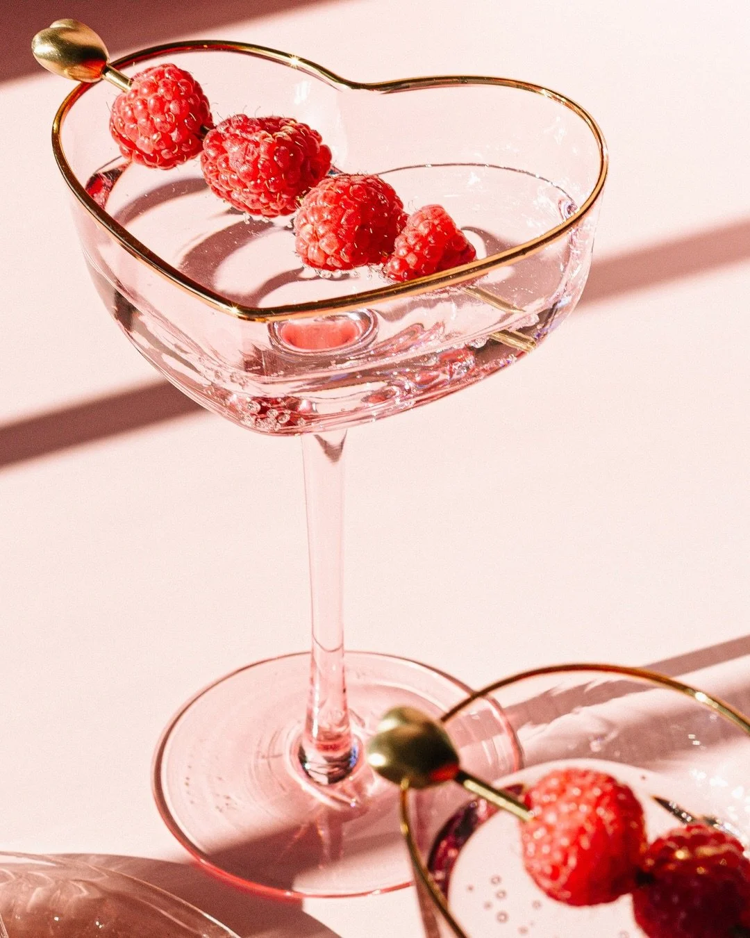 A gentle reminder, heading into Valentine&rsquo;s Day weekend,
to send love where you can.

Enjoy each other and remember to unplug and spend time together 😘💕

#valentinesweekend #fieldstonecreative #lifestylephotography #brandphotography #storytel