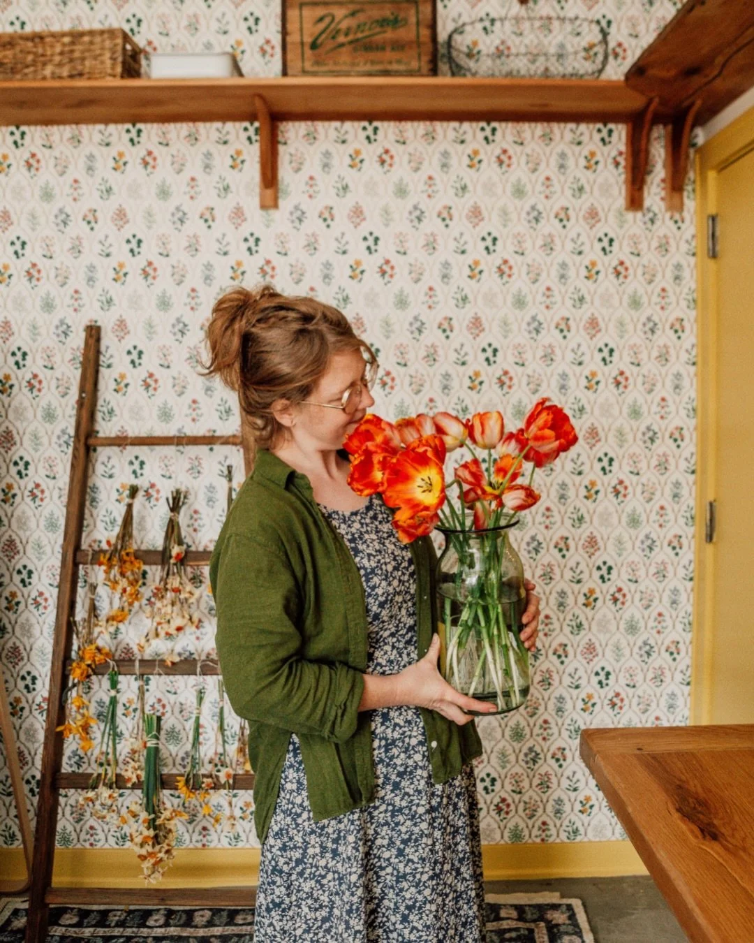 Patiently waiting for spring to load.
Craving softer light, sunlight, open windows, and the return of green in every corner. 🌷

Captured for @honeybabyflorals