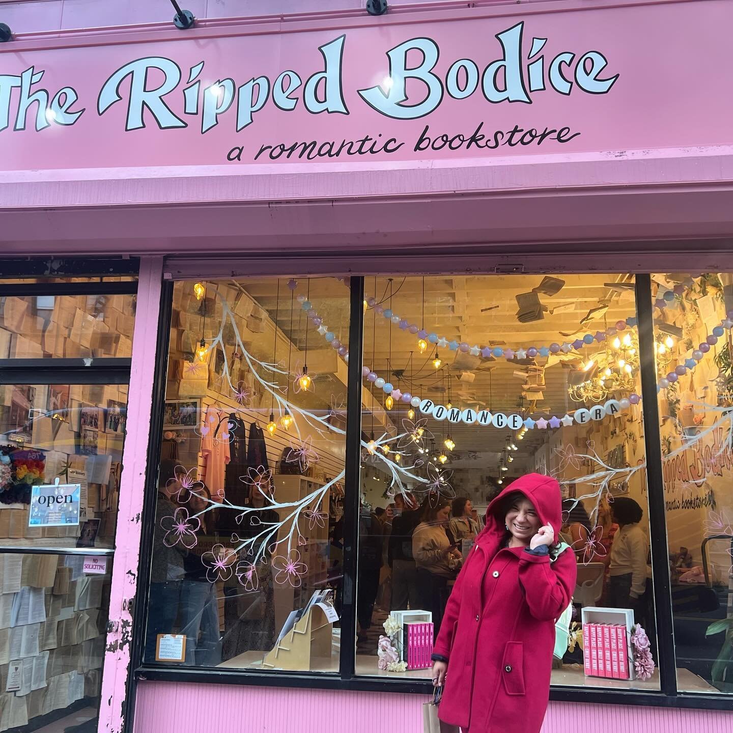 I told myself &ldquo;the next time I&rsquo;m in New York I have to see @therippedbodice Brooklyn location&rdquo;. It was such a treat to visit on a random gloomy Saturday in April. One of my favorite bookstores by far.

Shout out to @megan_daniels fo