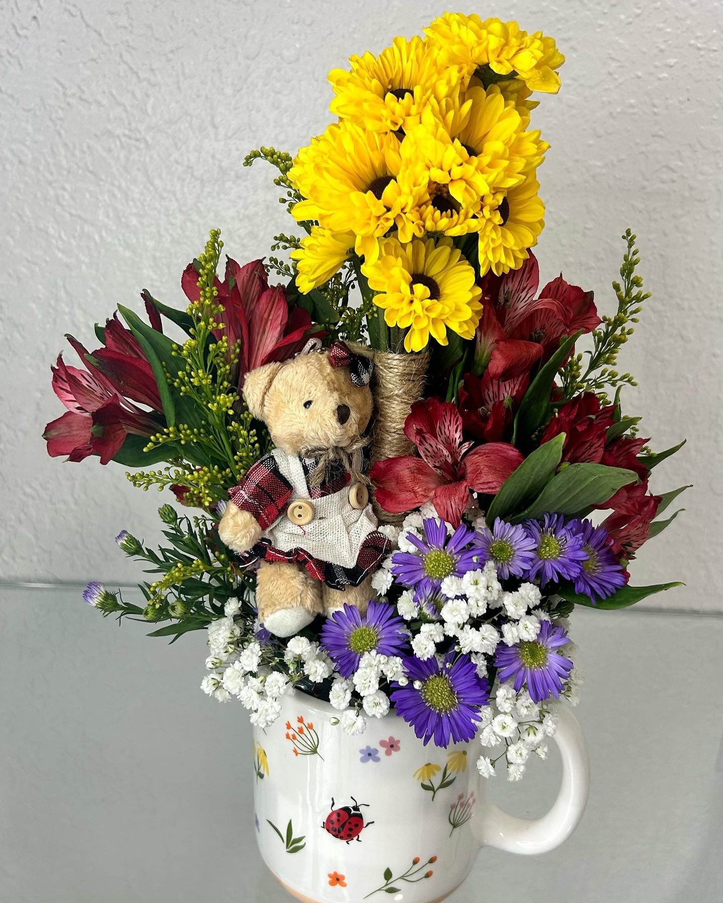 Hermoso Osito en un jard&iacute;n de peque&ntilde;as flores en una Tres hermosos una linda taza.De venta hoy 09/07/24 y ma&ntilde;ana 09/08/24 en el Area de Kissimmee Fl. Por solo $40.00 Interesados escribir al privado.linda taza.De venta hoy 09/07/2