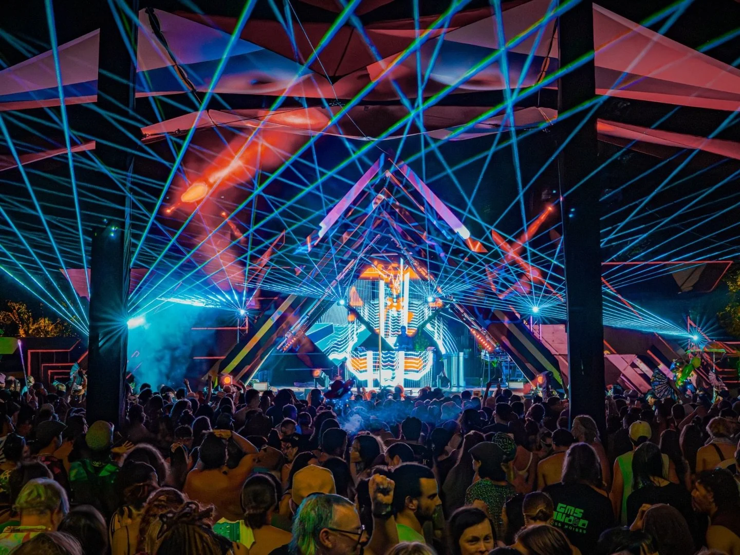 Reach for the lasers 🙌

📸 @litmediaproductions @fotobiotic_fb @garlic_aeolian_media @synaesthetemedia