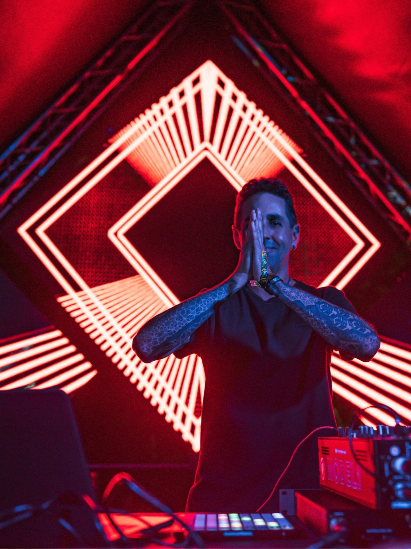 Applications for the Earth Frequency Festival Creative Program and Media Team are now closed 🔒

Our deepest gratitude goes out to everyone who took the time to apply. We received thousands of applications across all creative departments this year (a