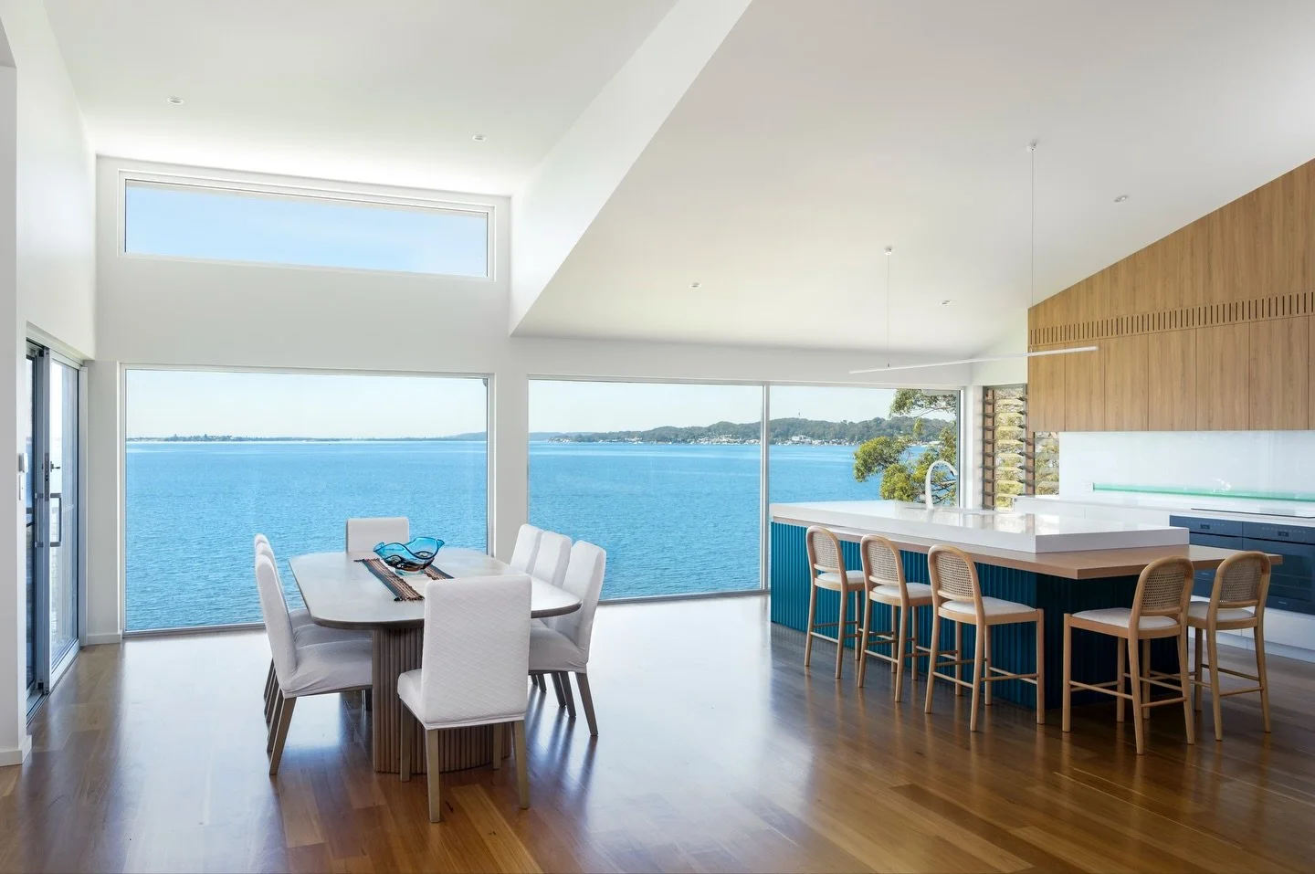 A lakeside palette brought to life, framed by uninterrupted views across Lake Macquarie
#CustomBuild #LakesideLiving