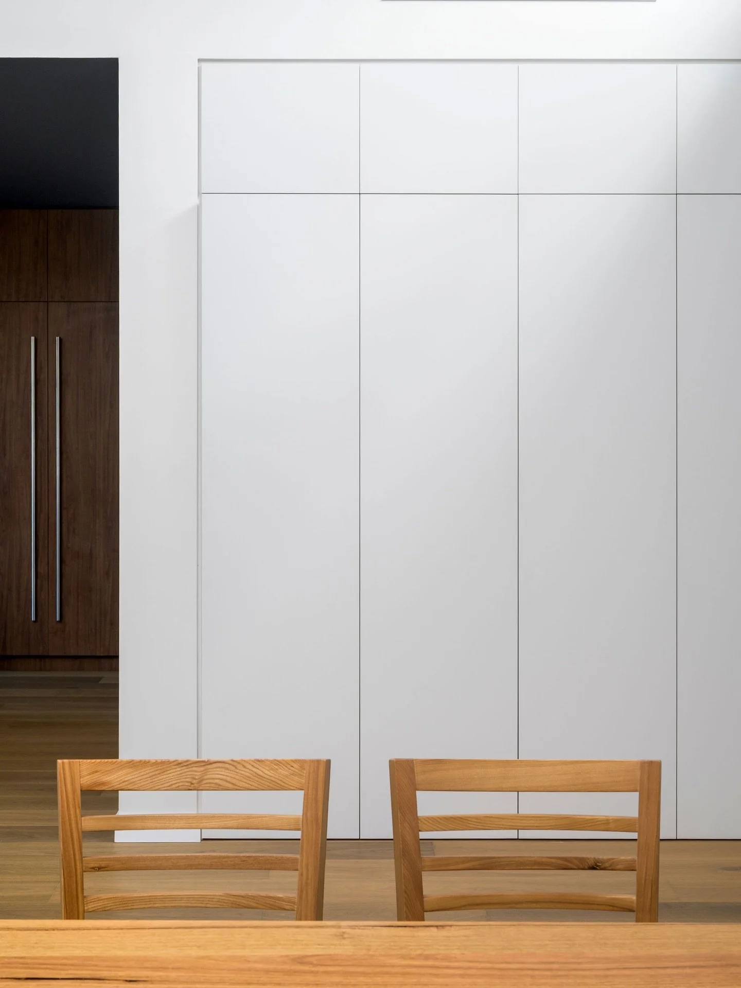 Hidden in plain sight.
A wall of cabinetry conceals a fully integrated bar.
Designed to stay quiet until it&rsquo;s time to entertain.