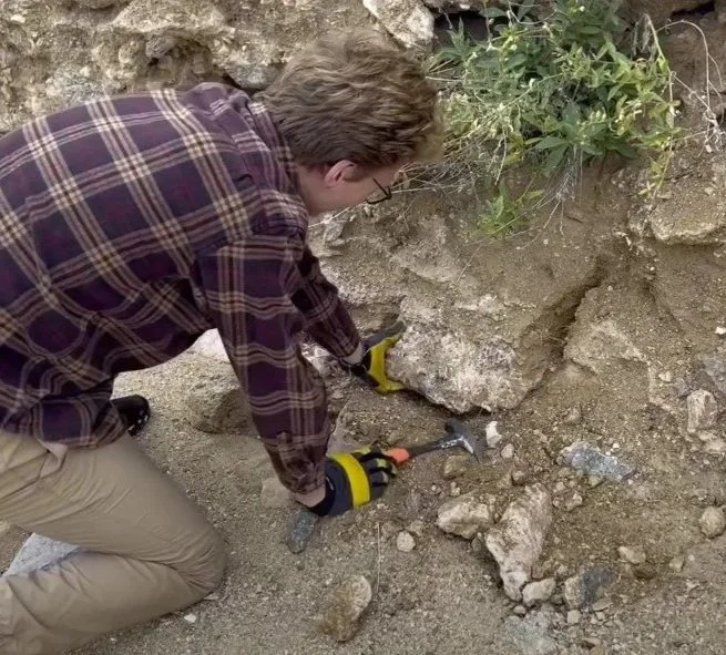 The ground is a sandy dirt mix here - a basic geology pick is a nice tool to have.  Something like a true pickaxe would've been more ideal though.