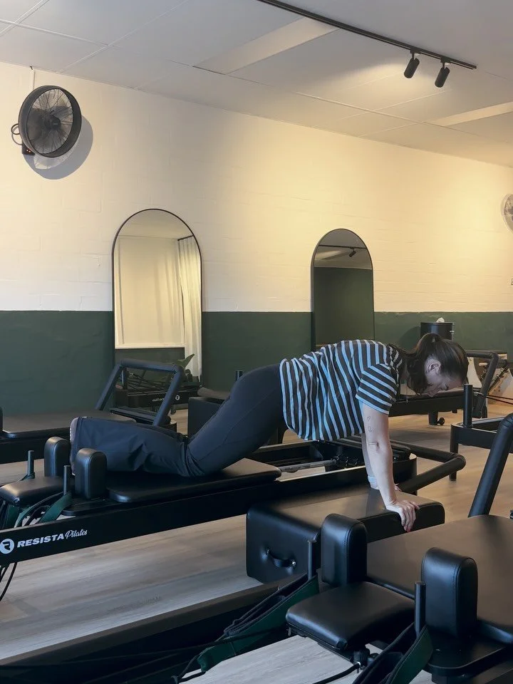 Support Integration 🤝 3 Accessible Layers
First we build the foundation, then we add endurance before ending with a challenge that ties it all together. 

Biasing one side of the body, Alyce takes you through 3 variations of an oblique knee stretch,