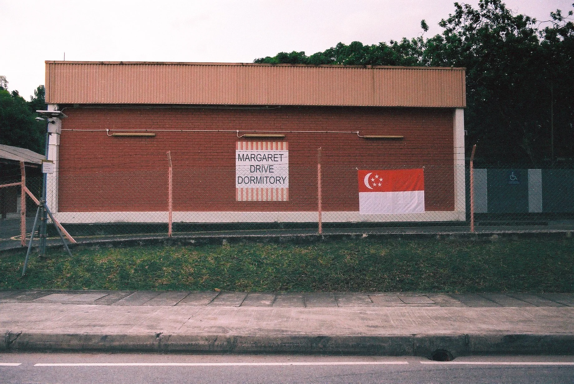 Street_in_Colours_Fuji_C200-0019.jpg