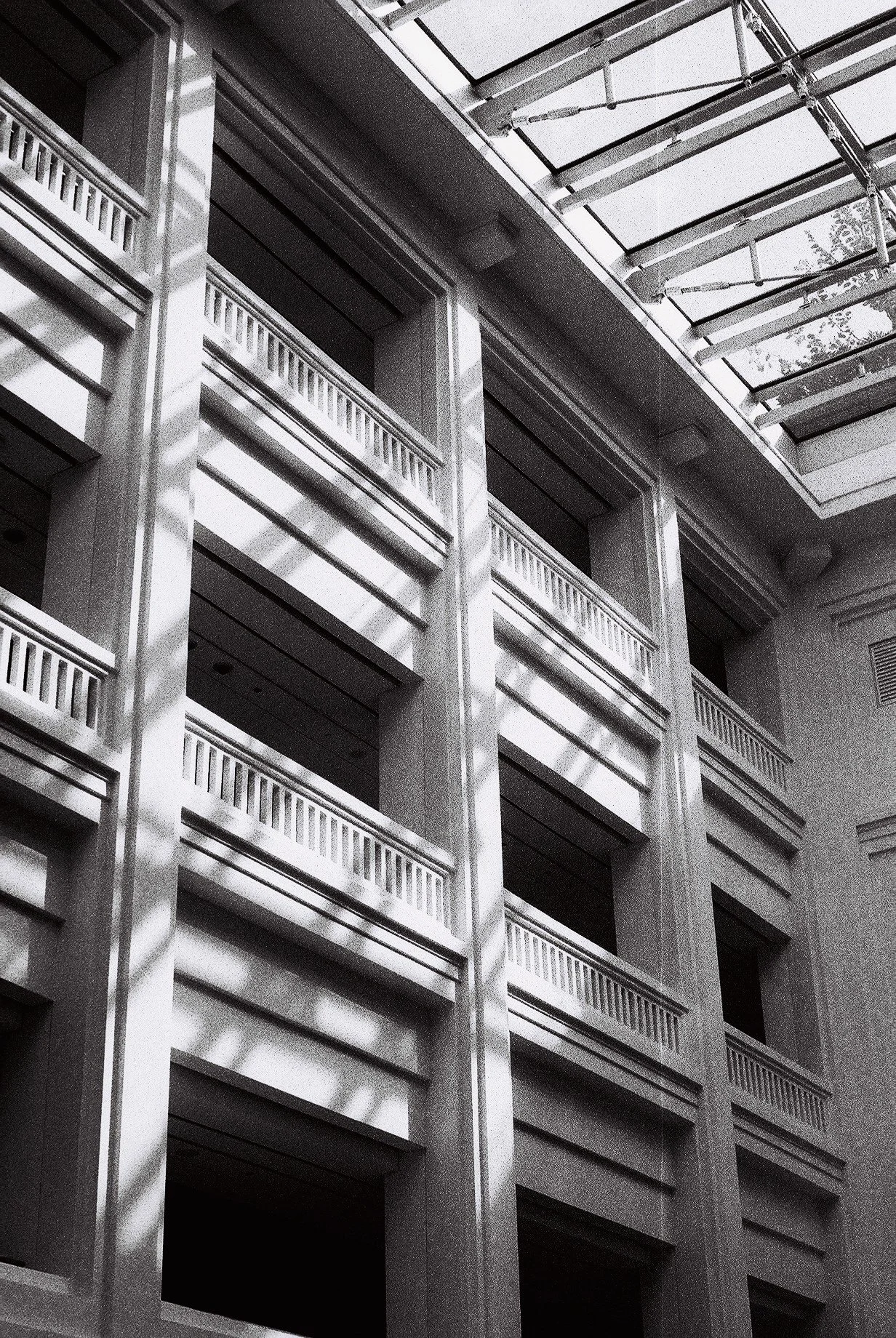 Street_in_Mono_HP5-0085.jpg