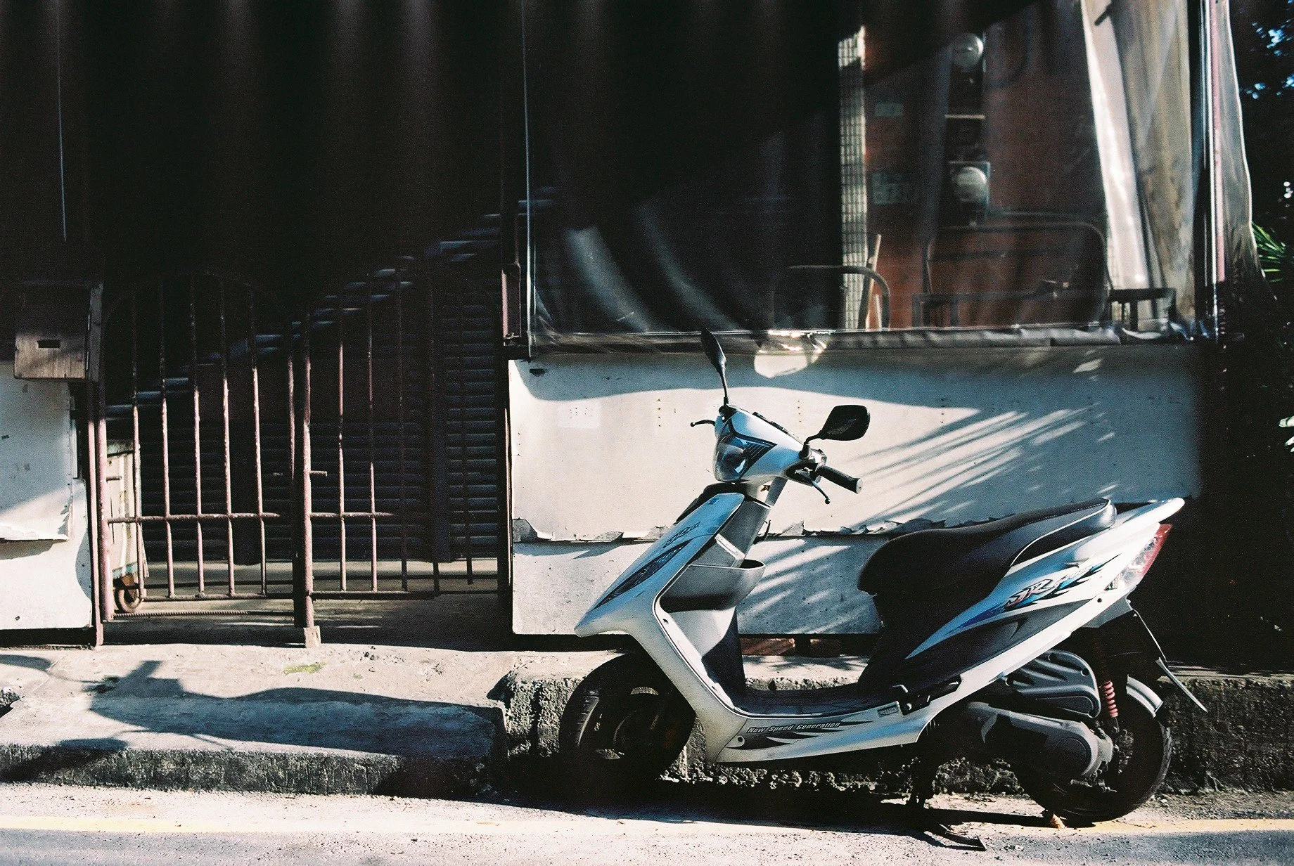 Street_in_Colours_Portra_160-0026.jpg