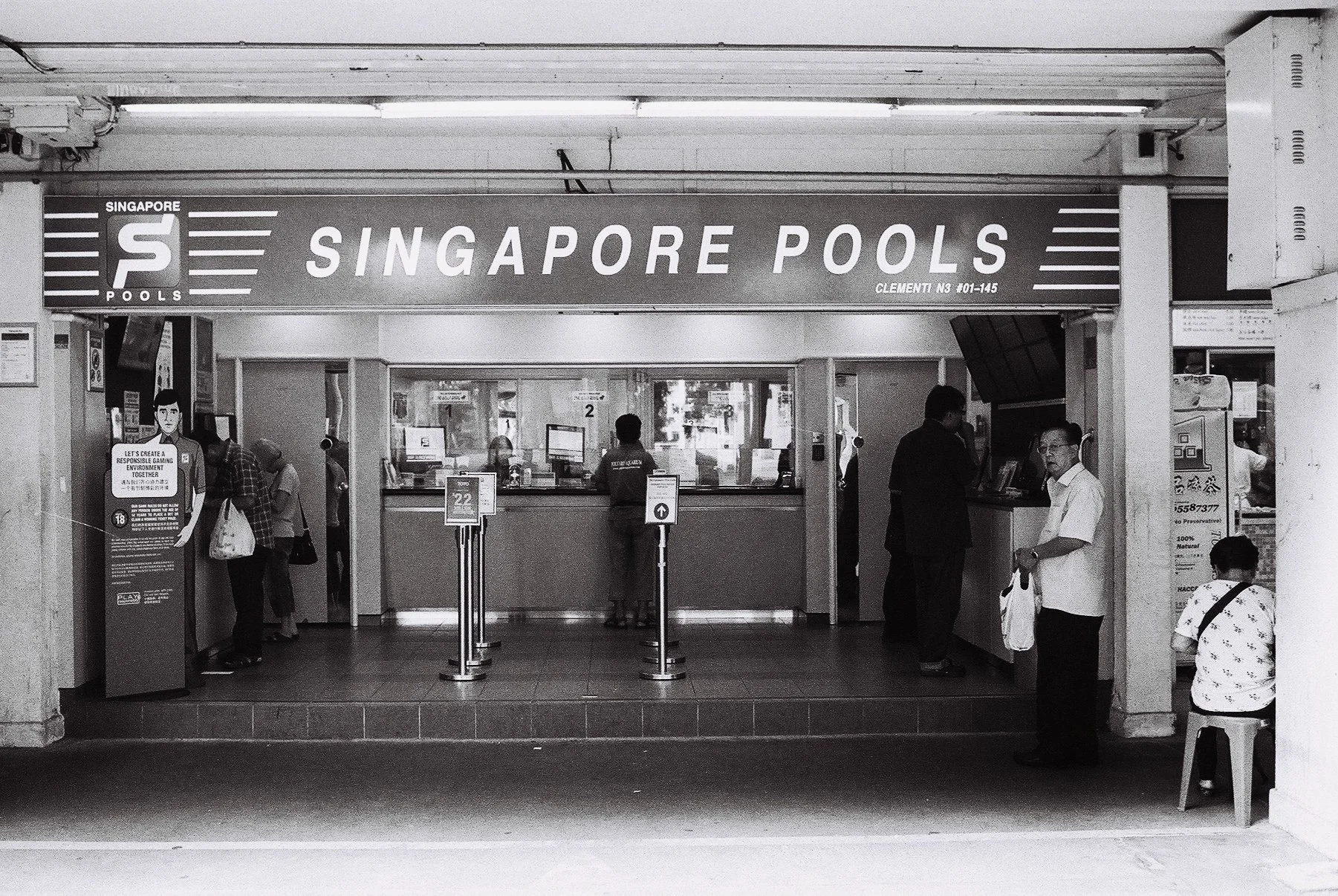 Street_in_Mono_HP5-0042.jpg