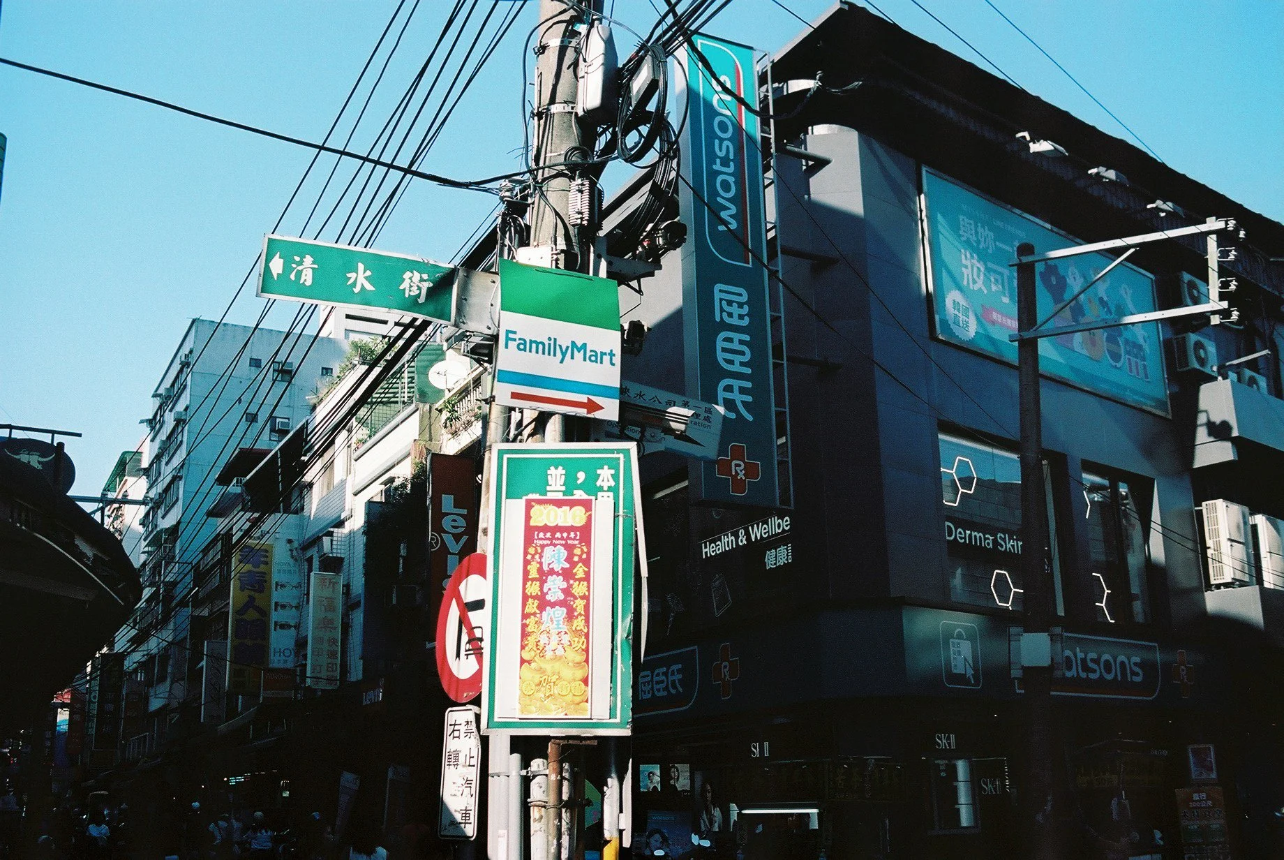 Street_in_Colours_Portra_160-0034.jpg