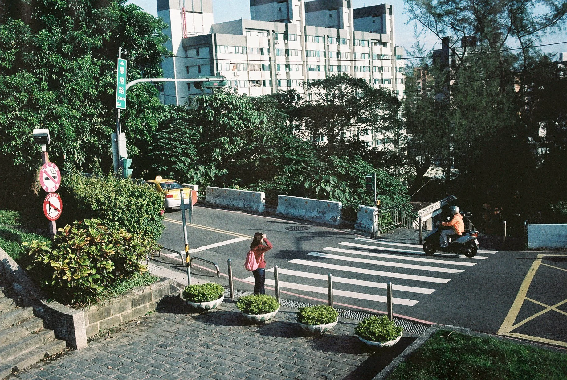 Street_in_Colours_Portra_160-0029.jpg