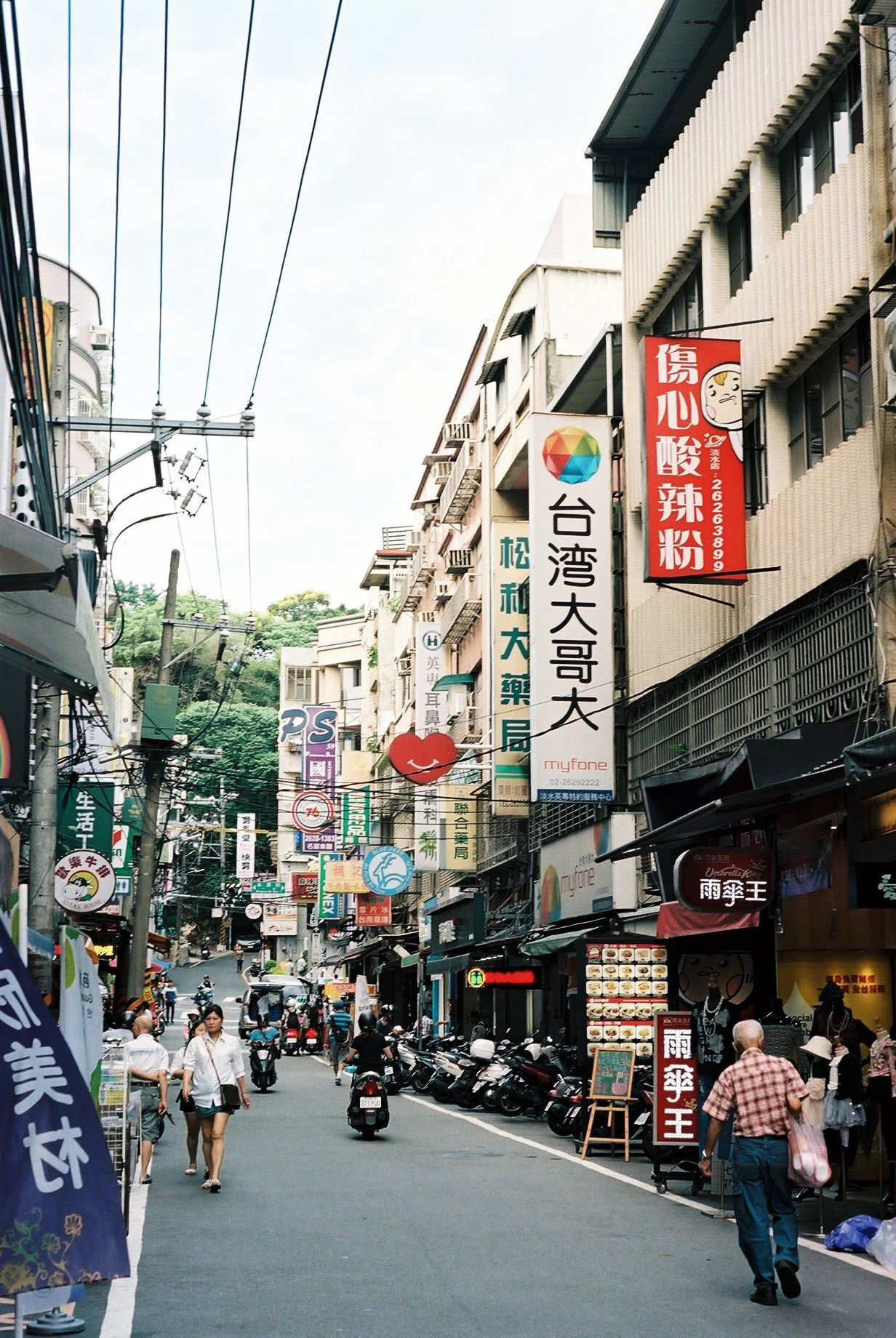 Street_in_Colours_Portra_160-0041.jpg