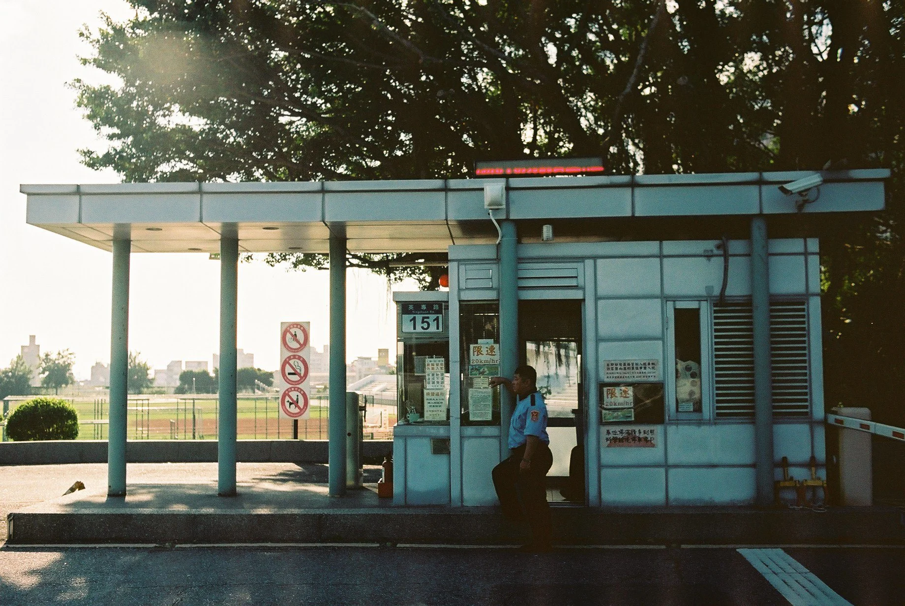 Street_in_Colours_Portra_160-0030.jpg