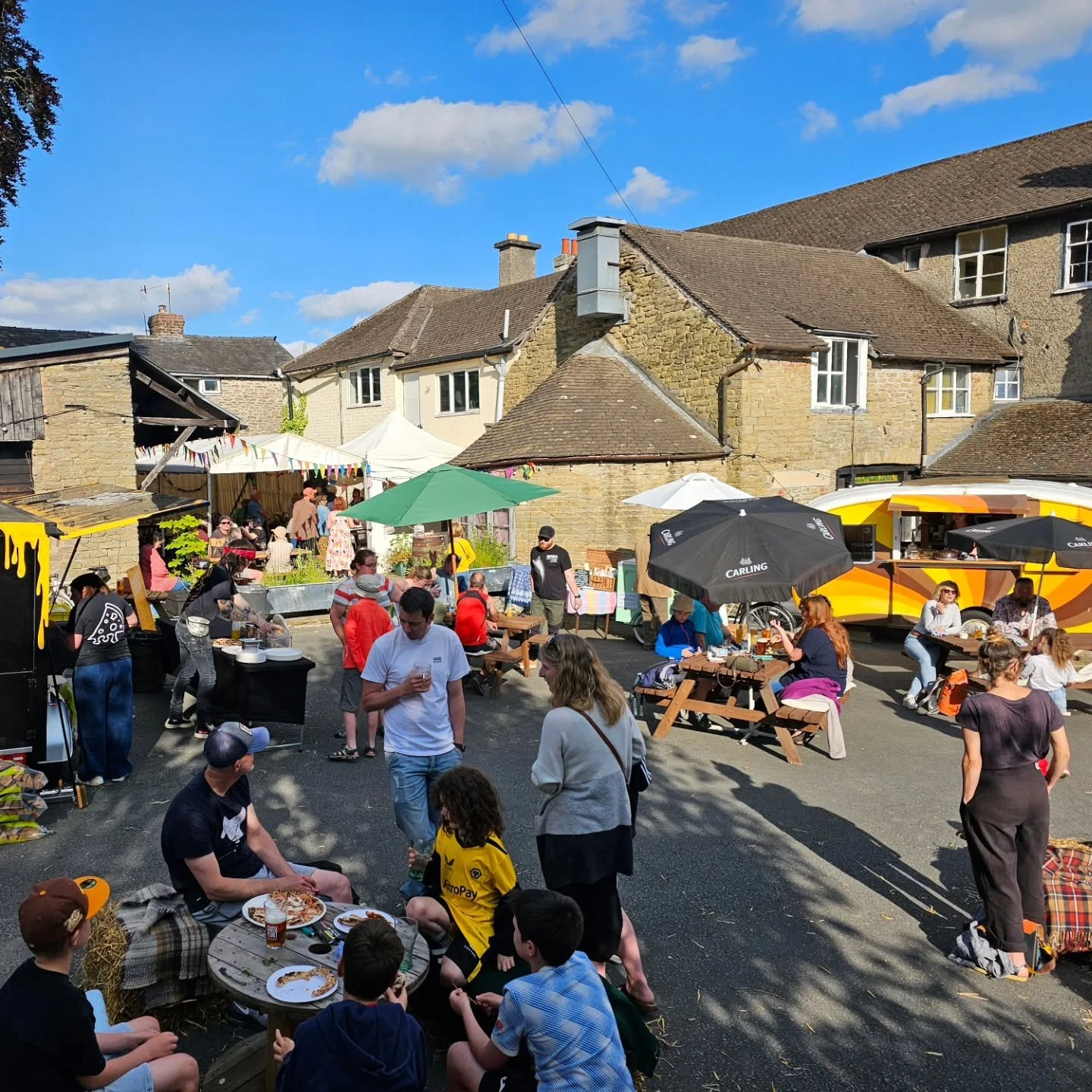 Just over a week to go before we welcome you to community pub @oxfordarmskington 's sunny rear courtyard for @projectsmok 👏

If you think you know what a folk gig is, think again. Effortlessly blending trad folk with dance &amp; pop influences, this