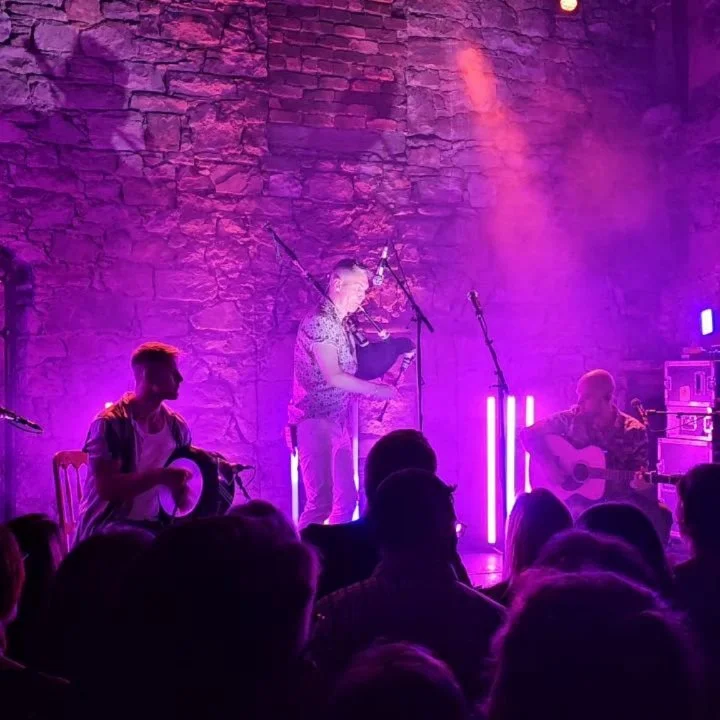 Just a few more days to get your presale price tickets for our summer gig in @oxfordarmskington 's sunny courtyard! It's going to be a BLAST

Join us this Saturday 23rd August for acclaimed contemporary folk trio @projectsmok, with support from talen