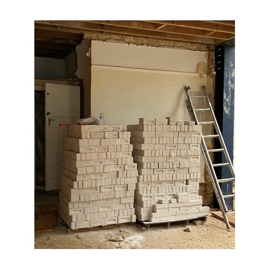Lots of lovely Purla bricks, that we chose for their soft pale colour, waiting to be used in the extension of an Edwardian house in Sydenham 👻 

#houserefurb #londonarchitect #whitebrick #selondon #sydenham