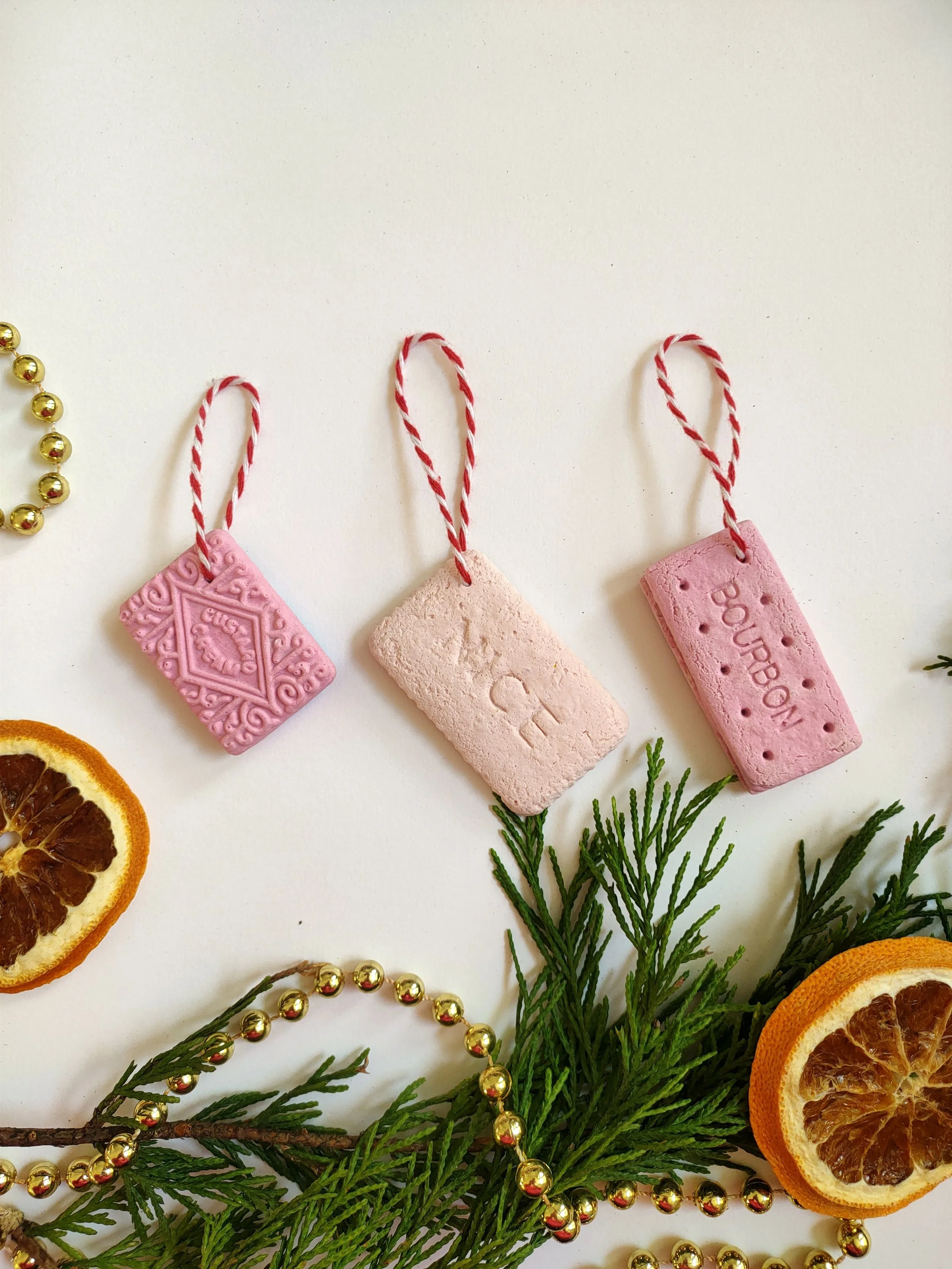 Christmas decorations that look like realistic biscuits