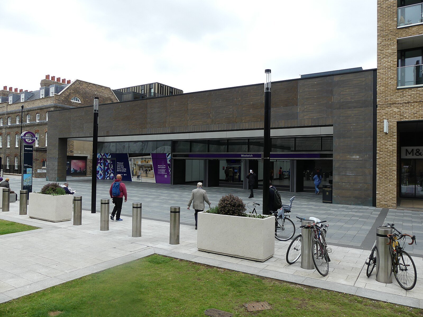 Woolwich_station_Elizabeth_Line_25th_May_2022_02.jpg