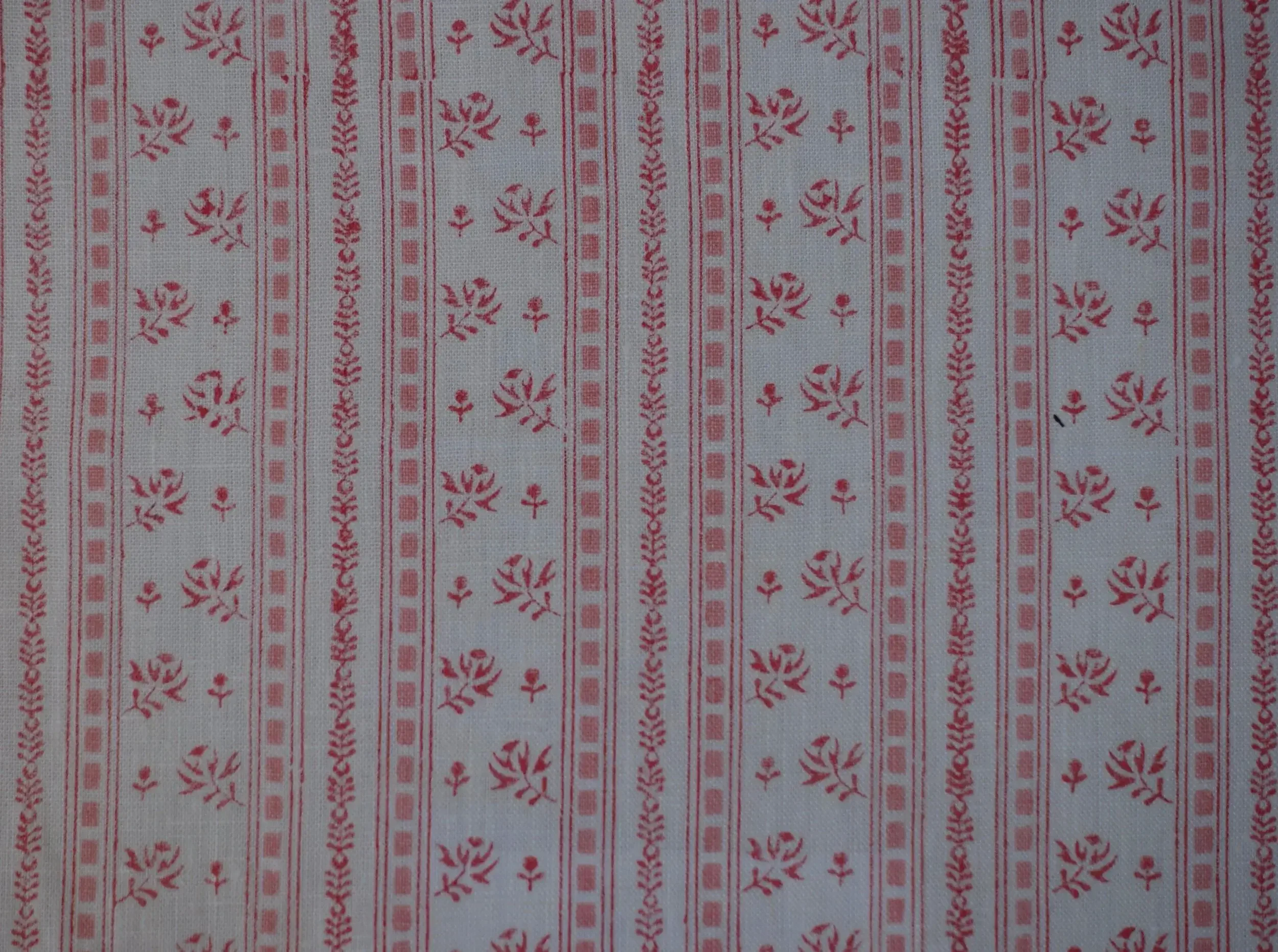 pukka-print-linen-fabric-last-chance-petite-fleur-rose-ecru.webp