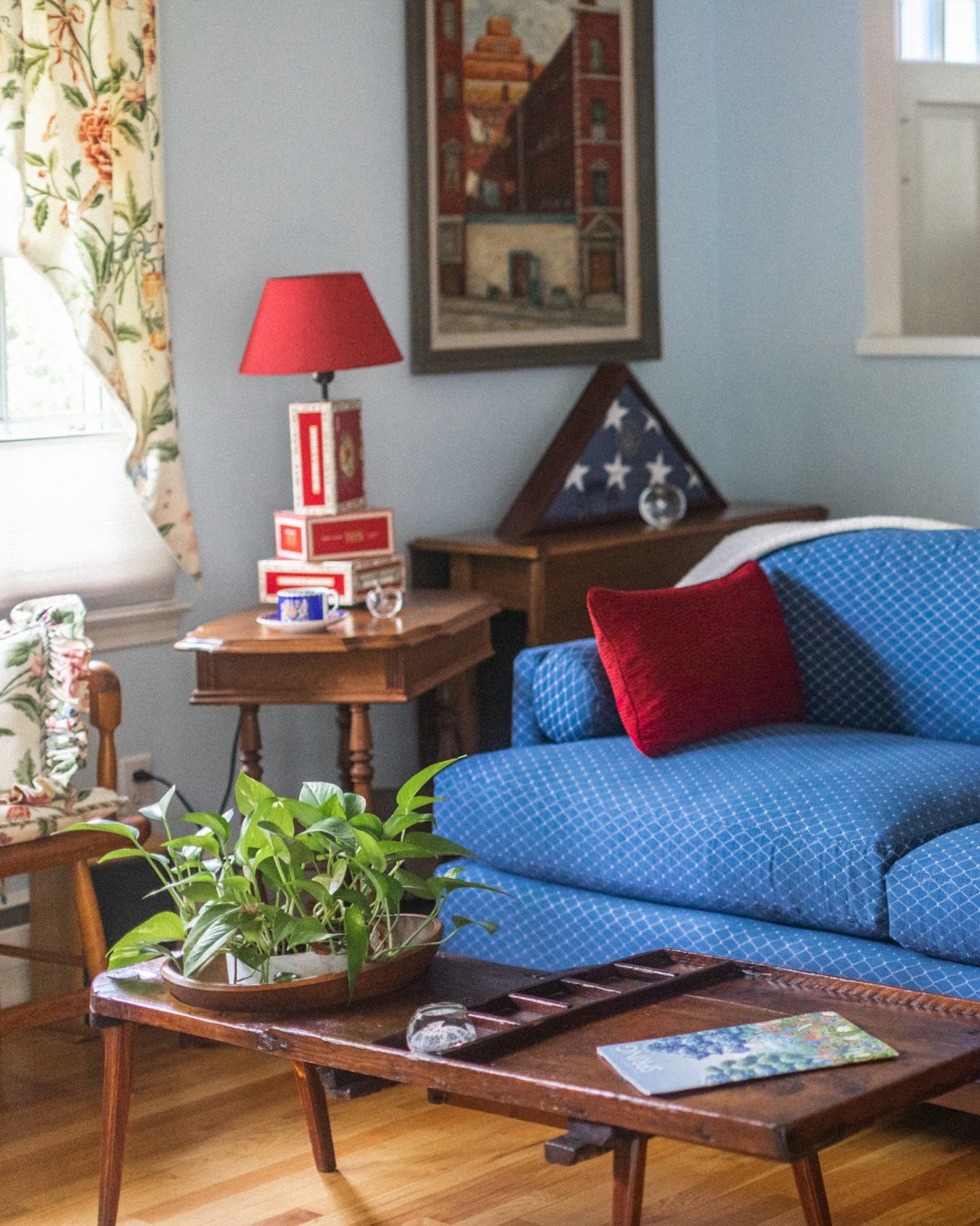 A decorated room looks finished.

A collected room tells a story.

And the difference is surprisingly easy to feel.

Decorated rooms are usually installed all at once. Furniture arrives in a single delivery. Everything coordinates beautifully. Every 