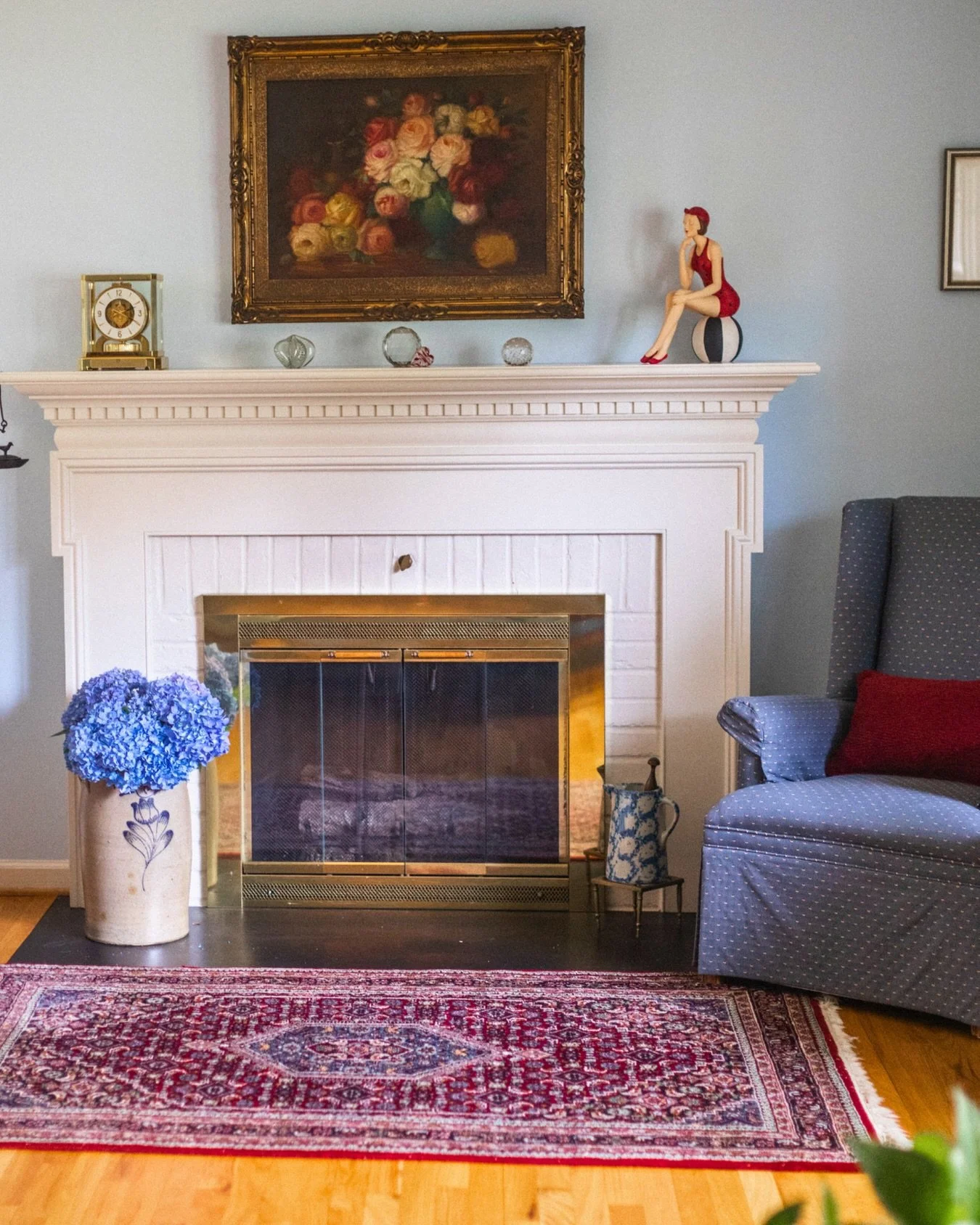 Why all-white interiors rarely work in historic Washington homes.

White interiors photograph beautifully.

They feel calm, simple, and endlessly popular across design platforms.

But historic homes in Washington were never designed for white rooms.
