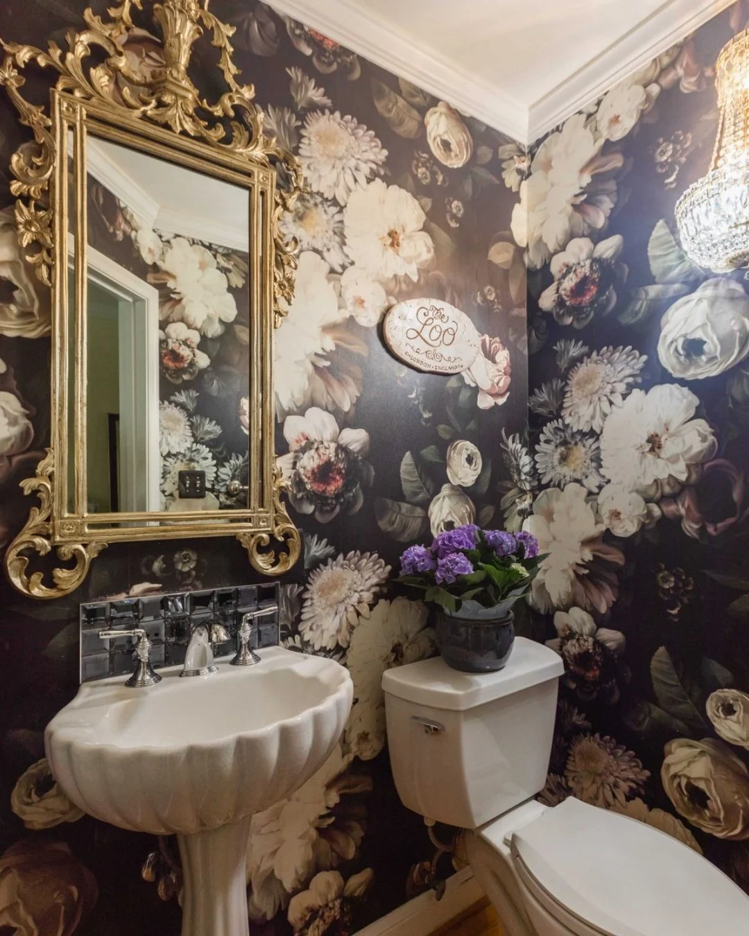 The one room where I rarely recommend playing it safe.

In many homes, the powder room is treated as an afterthought.

Neutral walls.
A simple mirror.
Lighting chosen quickly during construction.

Yet this small room holds surprising potential.

Beca
