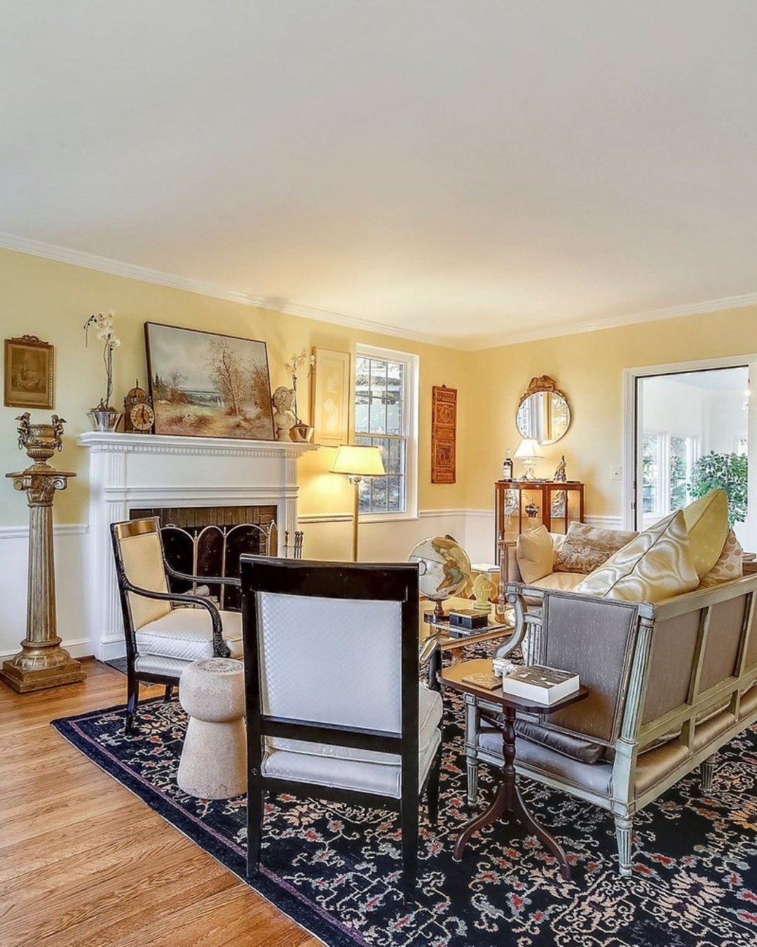 Why so many luxury homes end up looking like furniture showrooms.

Luxury homes today often contain beautiful things.

Beautiful sofas.
Beautiful lighting.
Beautiful tables.

Yet sometimes the room still feels strangely impersonal.

The reason is sub