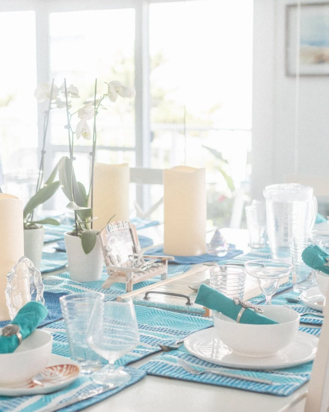 You do not need a formal dining room or a six-course menu to set a table that feels intentional.

This was styled at home, for six, for a small summer gathering rather than an occasion with a name. Blue and white, a few taper candles, nothing that re