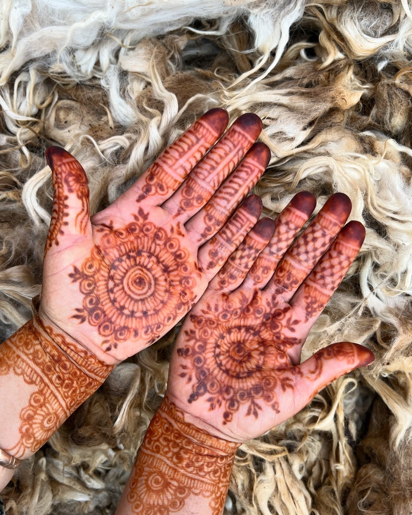 HANDMADE from the softest Siroua wool. Feeling good underfoot, and supporting the conscious effort to make ethical, sustainable rugs that benefit the hands of every Amazigh female weaver. 
BUY BETTER. Link in bio ❤️🙏🏽🇲🇦

#buybetter #handmade #han