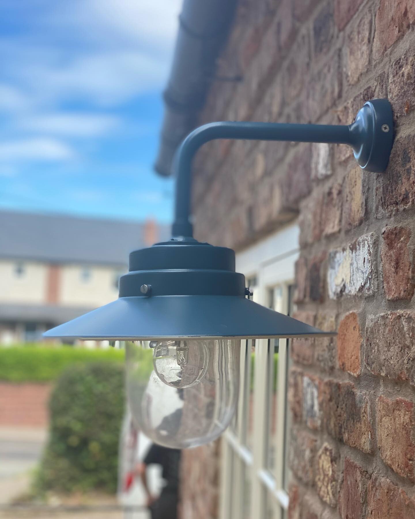 Oak porches to Cheshire brick means only one thing&hellip;.. Cheshire Countryside 😸🏡
&bull;
&bull;
Sprayed finish on exterior furnishings 💡📮
&bull;
&bull;
Hand painted front door and frame 🚪 👨🏻&zwj;🎨
&bull;
&bull;
Repaircare Dry Fix, Dry Flex