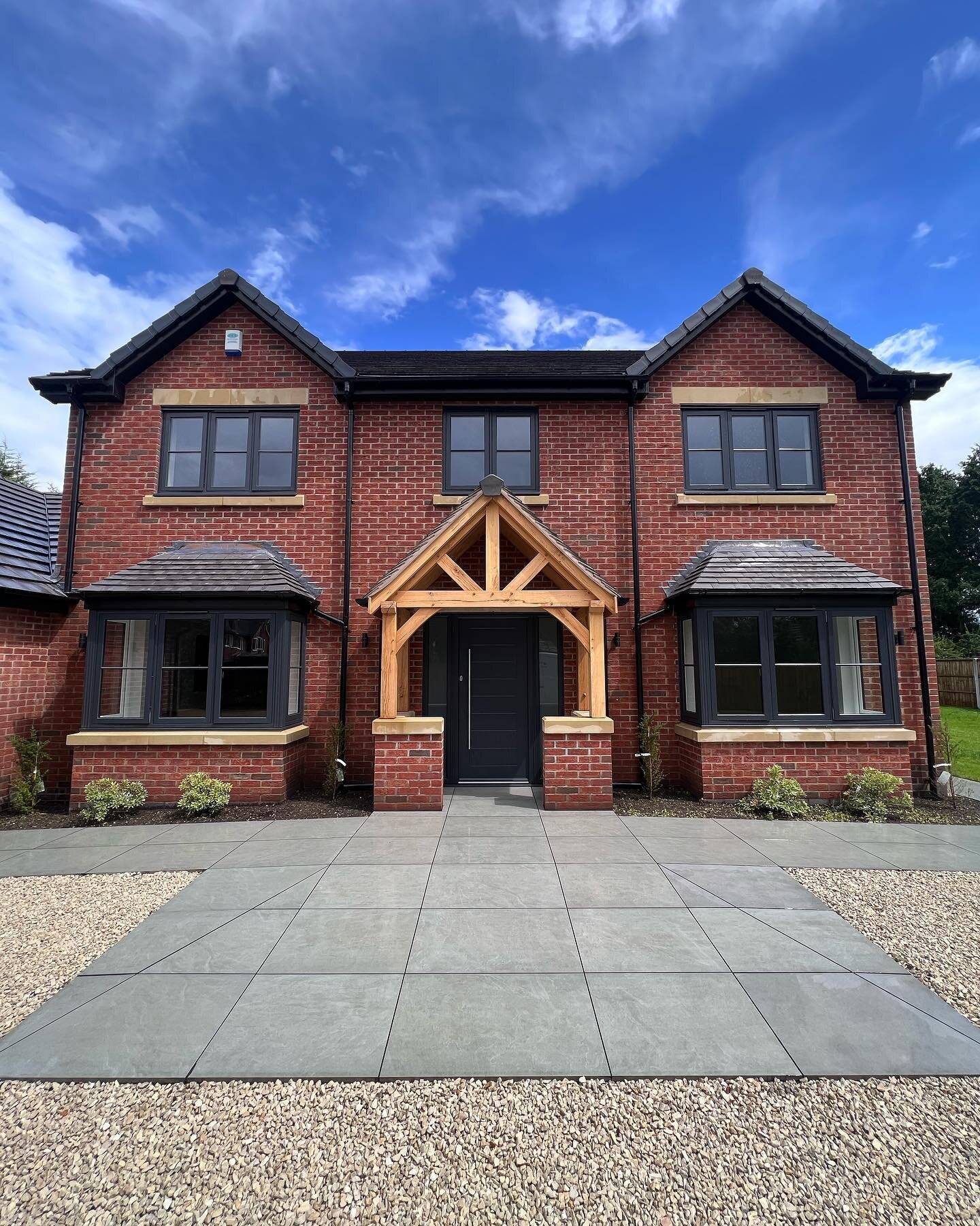 Craftsmanship at its best 💪🏼🪚🏡
&bull;
&bull;
5 bed new build in the heart of the Shropshire Countryside&hellip;. All aspects of the trade were completed to a very high standard on this project 
&bull;
&bull;
Sprayed finish on all ceilings and woo