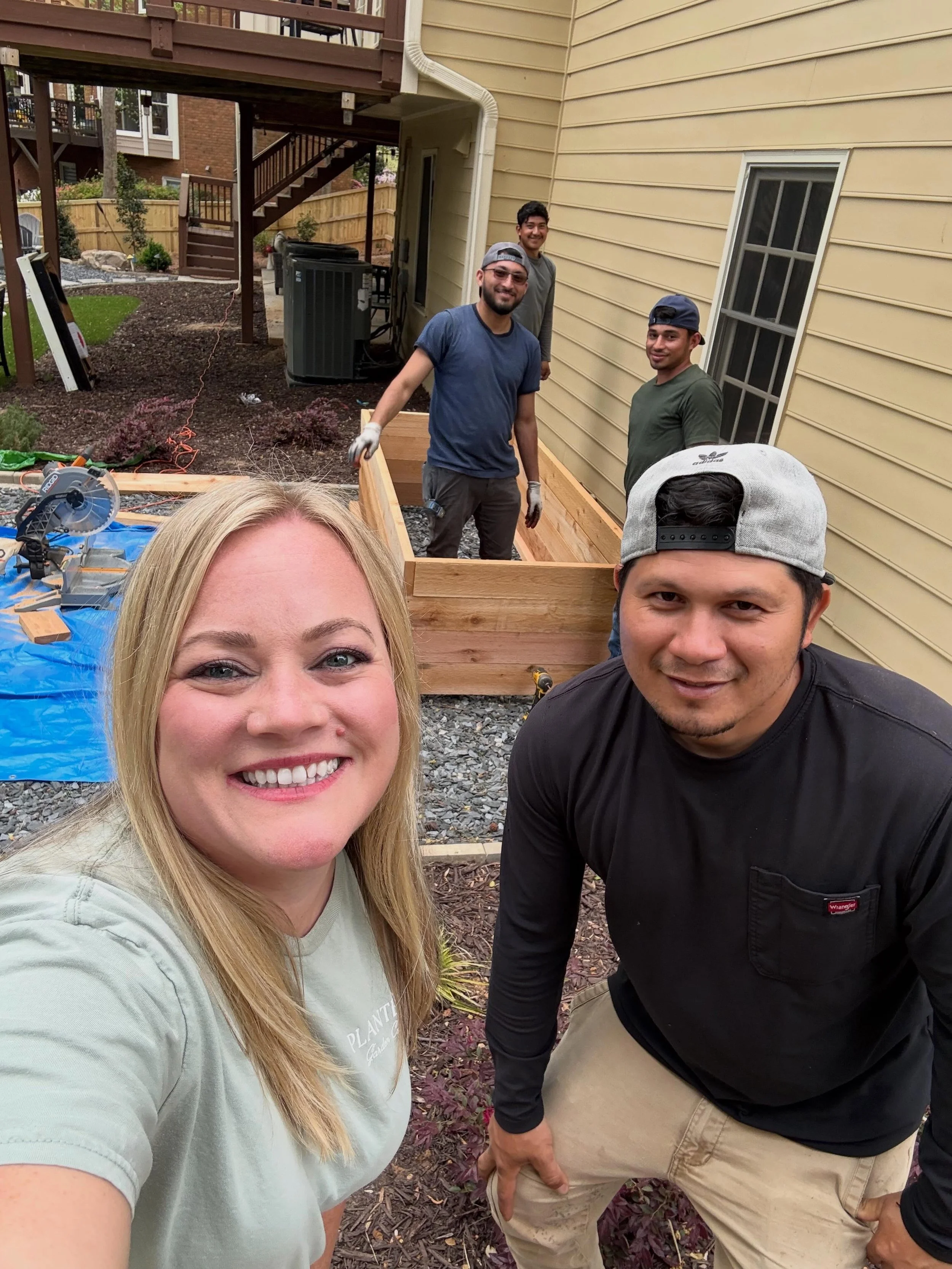 My camera roll is packed with hundreds of beautiful photos from our projects this spring, but these are the pictures that mean the most to me&hellip;my team. 🫶🏼 The amazing people that help me bring the kitchen garden to so many of you.

I am deepl