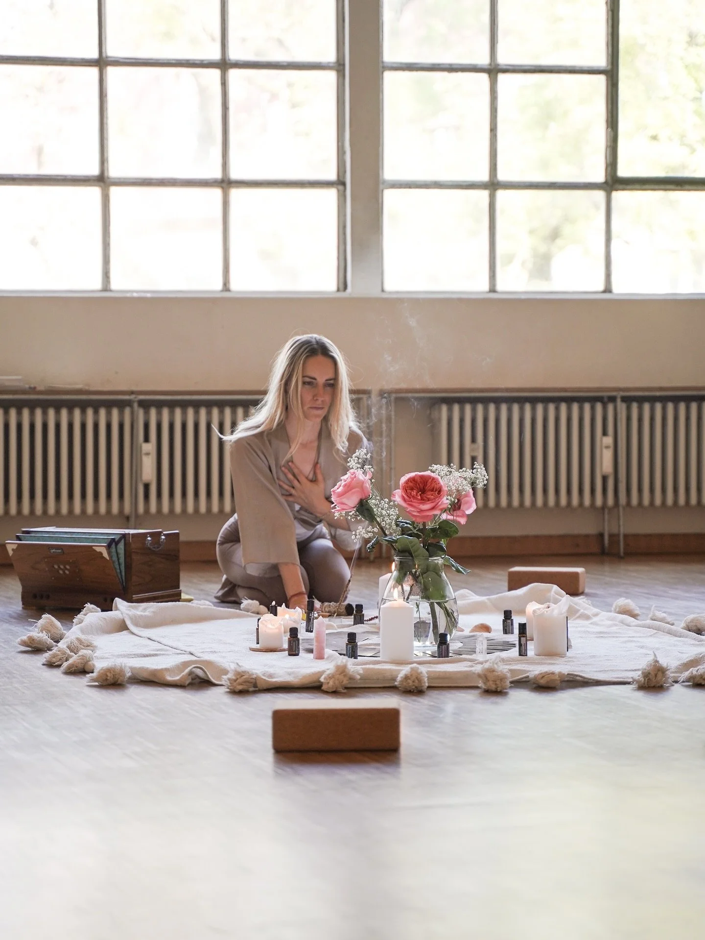 WOMEN CIRCLE 🌹
Frauenkreis 

Ein Raum f&uuml;r:

Verbindung
Sein
Sp&uuml;ren
Halten
Empfangen
Ruhe
Sanftheit
Zuh&ouml;ren
Wahrnehmen
Stille
Du selbst sein

Ich lade dich ein:

SACRED WOMEN CIRCLE
30.11. in M&uuml;nchen

14:30-17:30 Uhr
Atelierhaus M