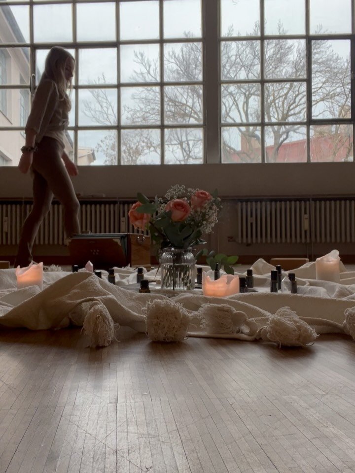 R&auml;ume &ouml;ffnen ✨🐚

Ich liebe es Raum f&uuml;r Andere zu &ouml;ffnen.
Sei es in meinen Yogastunden, auf Retreats, Events oder bei meinen Moon Circles und Coachings online.

Mir f&auml;llt es leicht, R&auml;ume zu &ouml;ffnen in denen Andere s