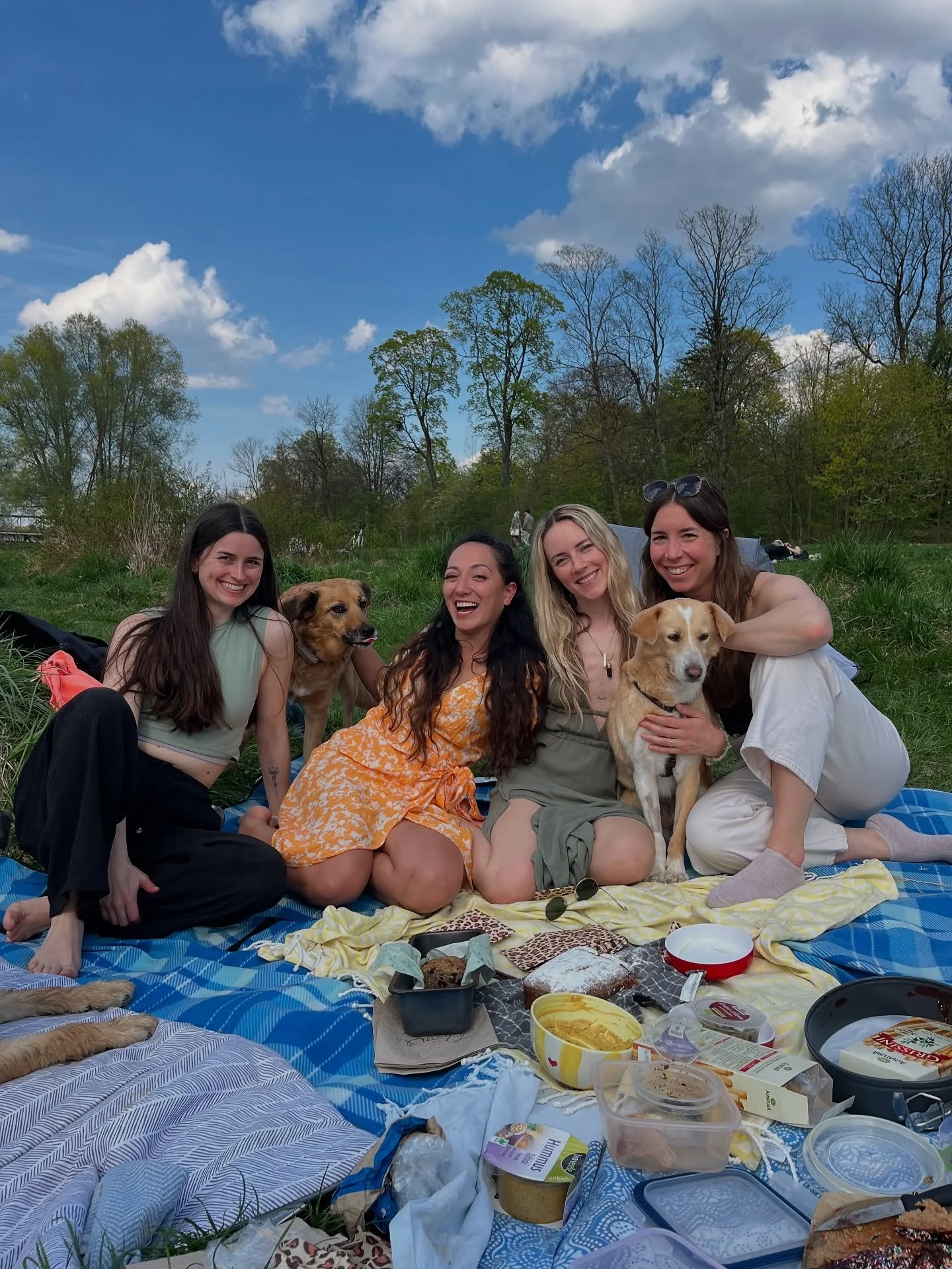 New Circle around the sun 🌞🌸✨

Sch&ouml;nster Geburtstag mit so vielen Herzensmenschen in meinem Leben. Egal ob vor Ort oder aus der Ferne mit dabei 🤍

1. so viel Liebe auf einem Bild ✨
2. ich in meiner Sunshine Era 🌞
3. Midnight Manifestation Ce