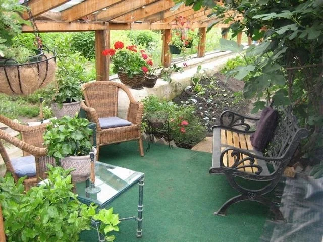 GROUNDS SOLARIUM MED .jpg