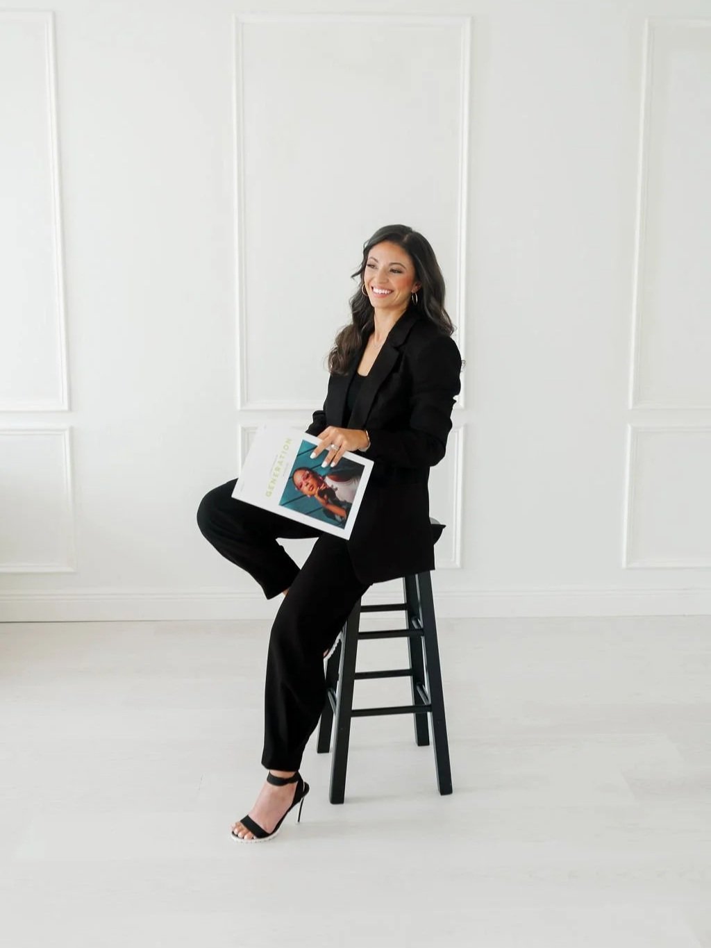 Image of Olivia Walls sitting on a stool.