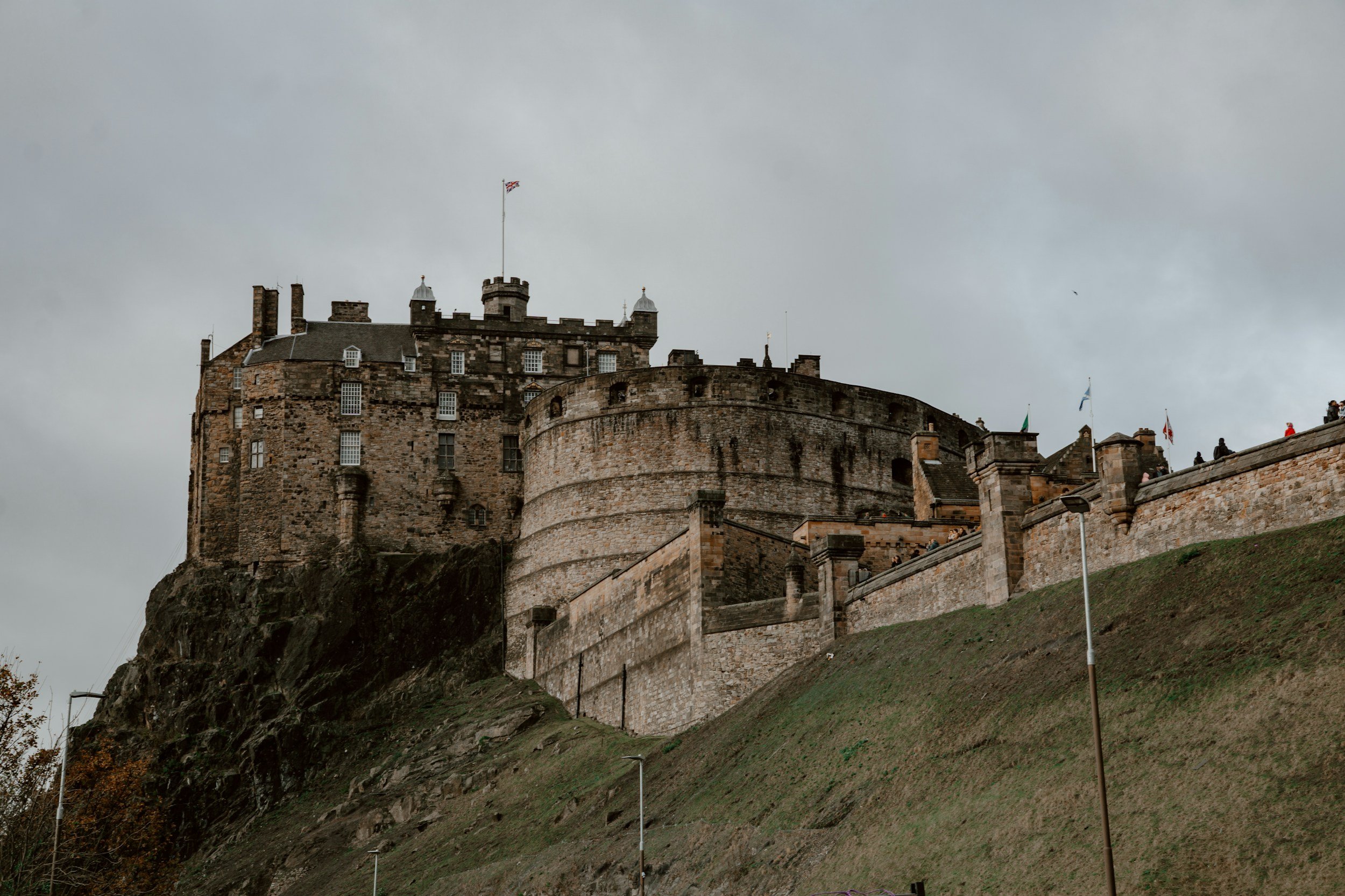 Edinburgh castle on the mound. Next to paragraph about the cost effectiveness of appart hotel edinburgh.