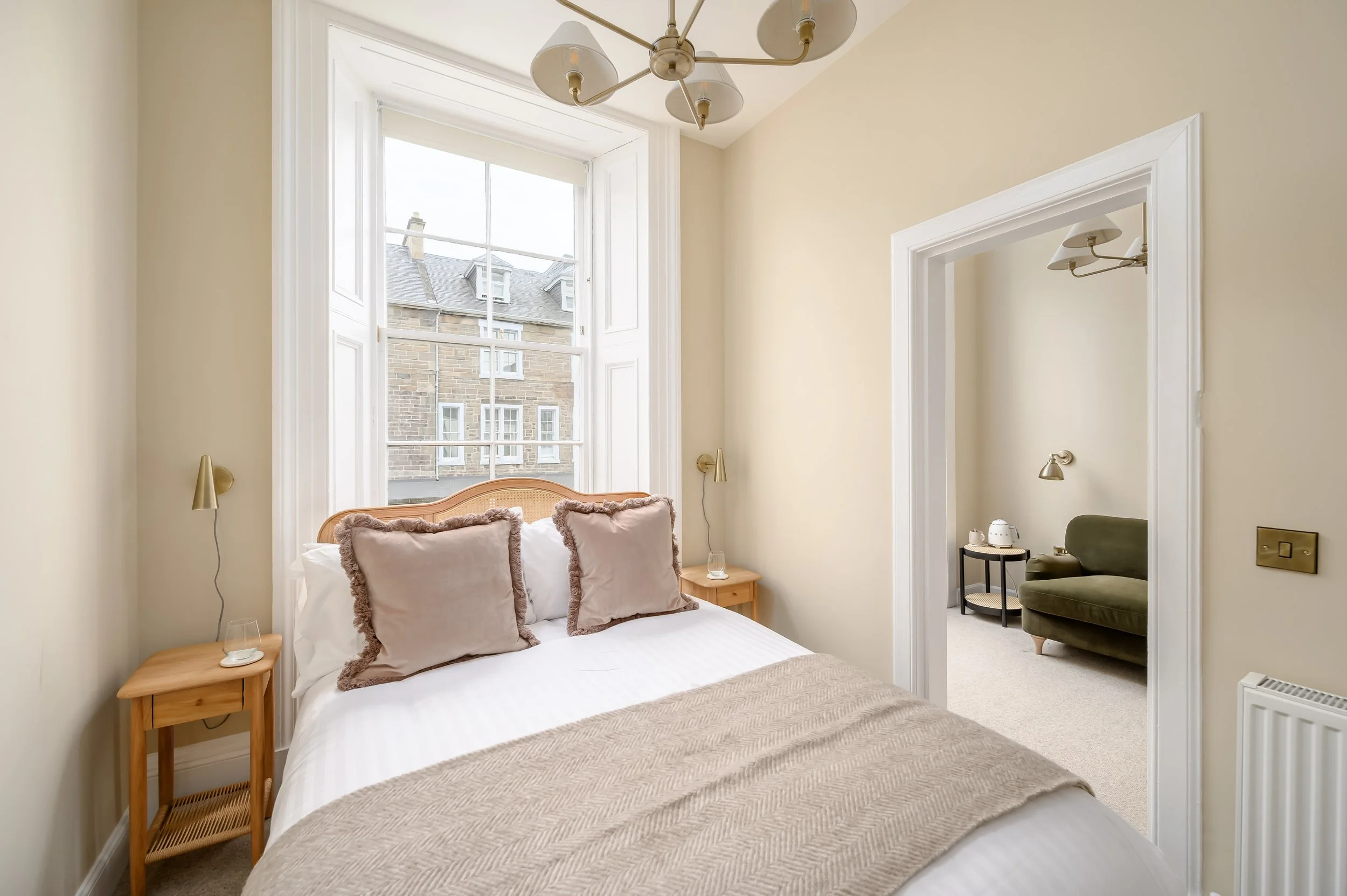 Double bed and spacious living space in Gilmore Townhouse in Edinburgh 