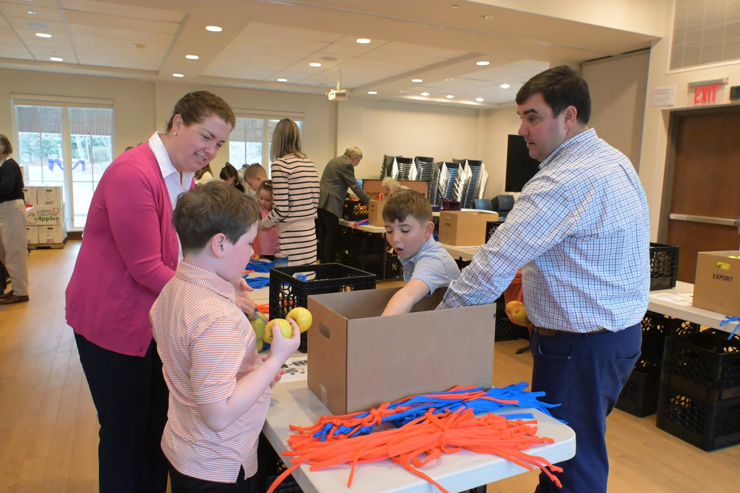 People bagging food for distribution